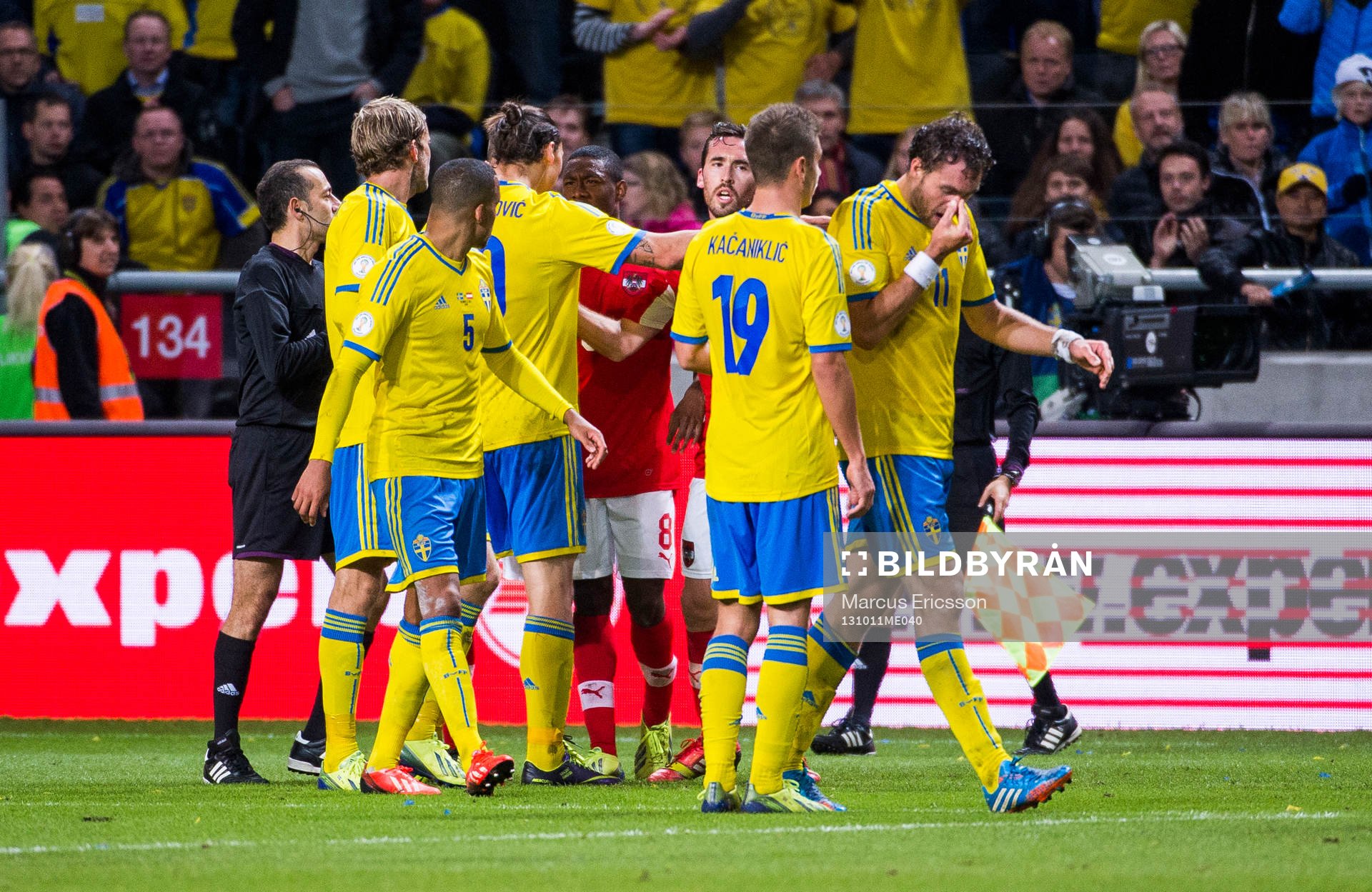 Sveriges Johan Elmander ser ut att skallas av Österrikes