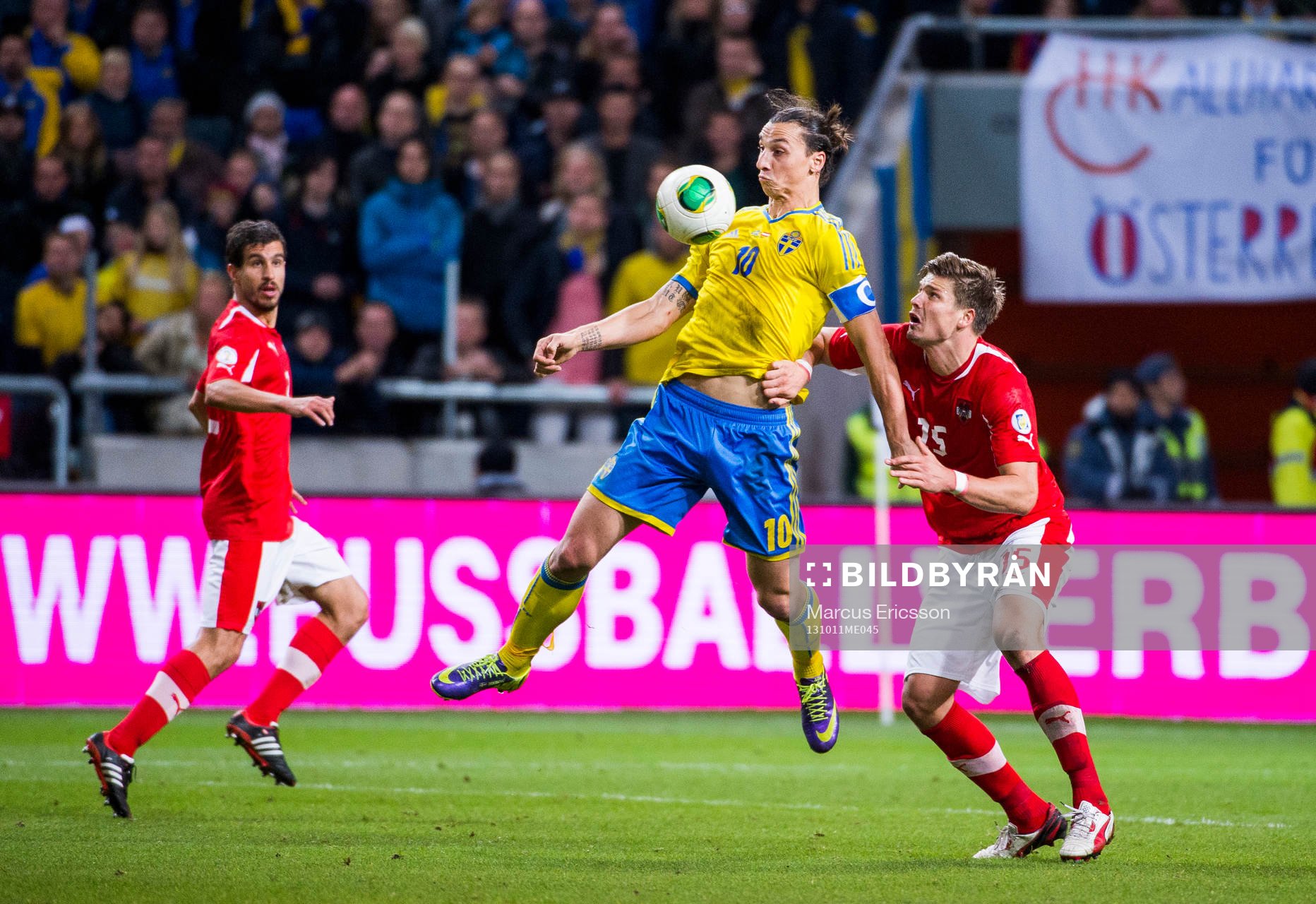 Sveriges Zlatan Ibrahimovic och Österrikes Sebastian Prödl
