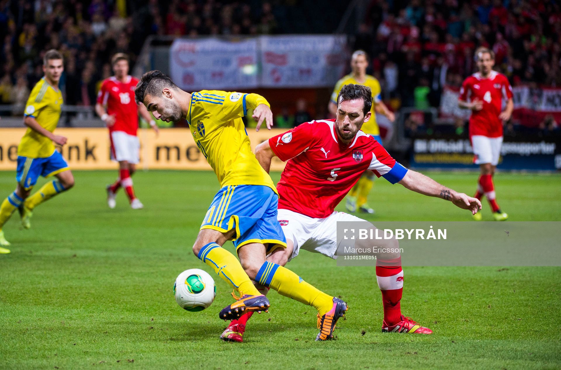 Sveriges Jimmy Durmaz och Österrikes Christian Fuchs