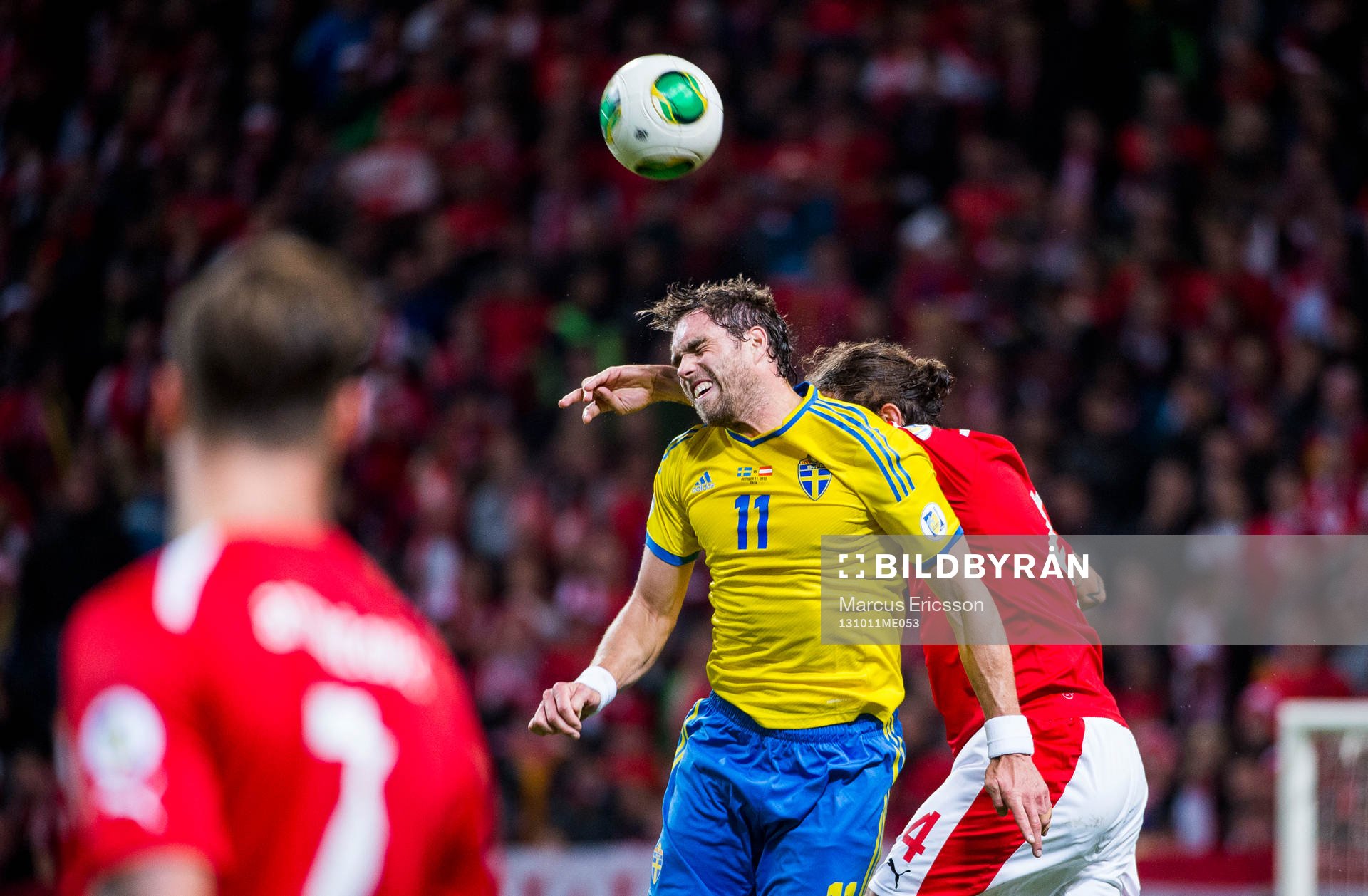 Sveriges Johan Elmander och Österrikes Emanuel Pogatetz i nickduell under fotbollsmatchen i VM-kvalet mellan Sverige och Österrike den 11 oktober 2013 i Stockholm.
