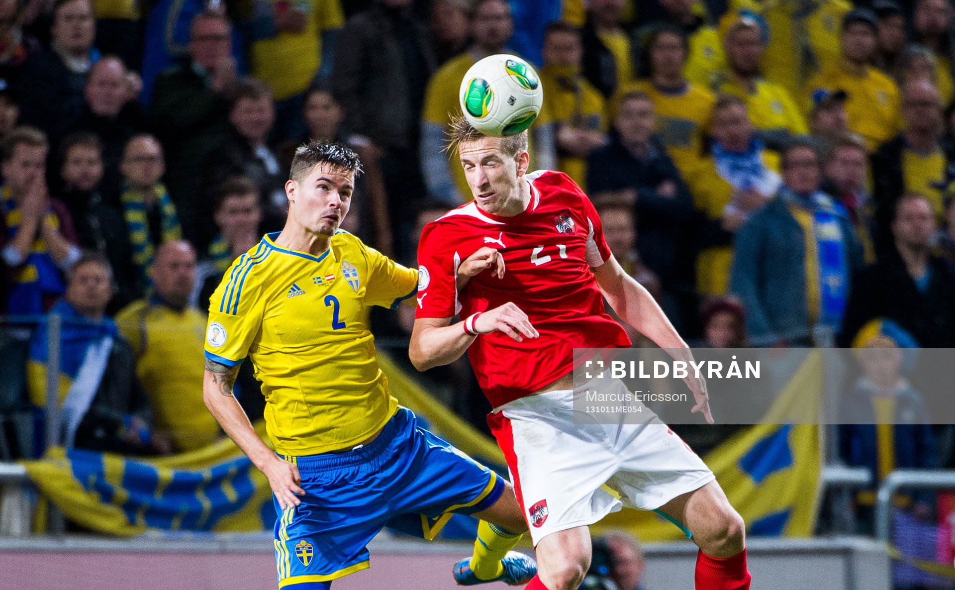 Sveriges Mikael Lustig och Österrikes Marc Janko