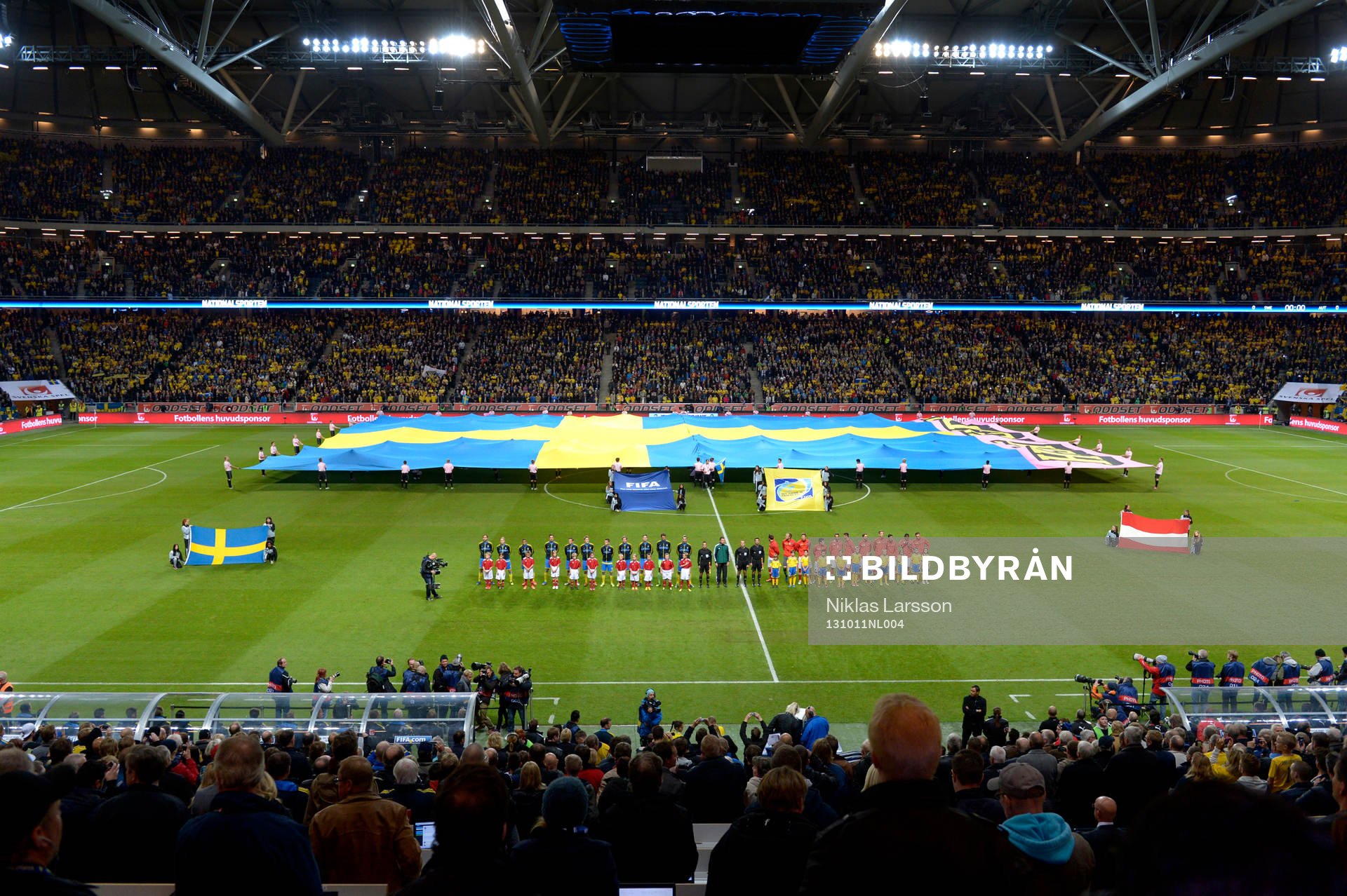 Lagen står uppställda på planen innan fotbollsmatchen i VM-kvalet mellan Sverige och Österrike den 11 oktober 2013 i Stockholm.