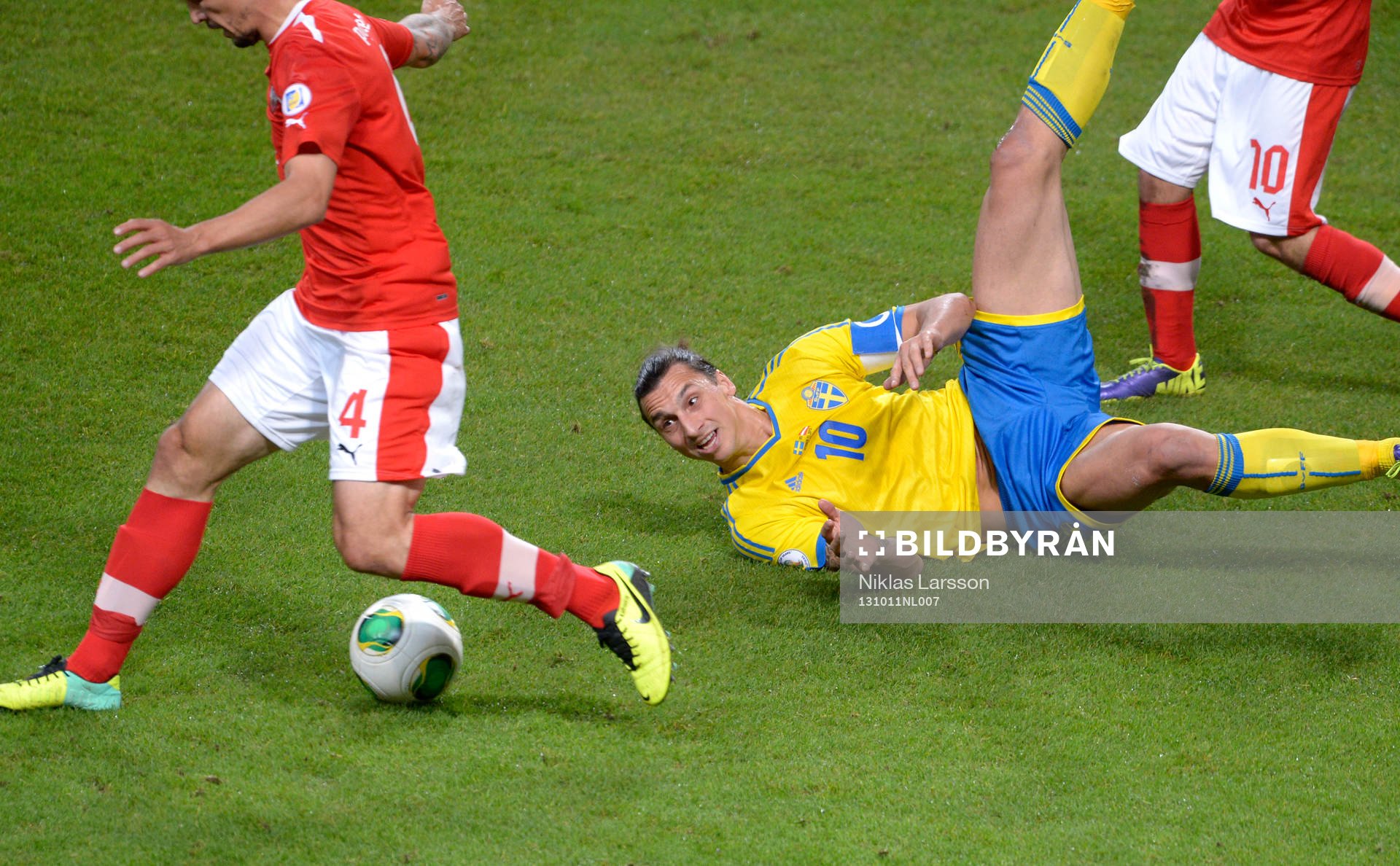 Sveriges Zlatan Ibrahimovic faller