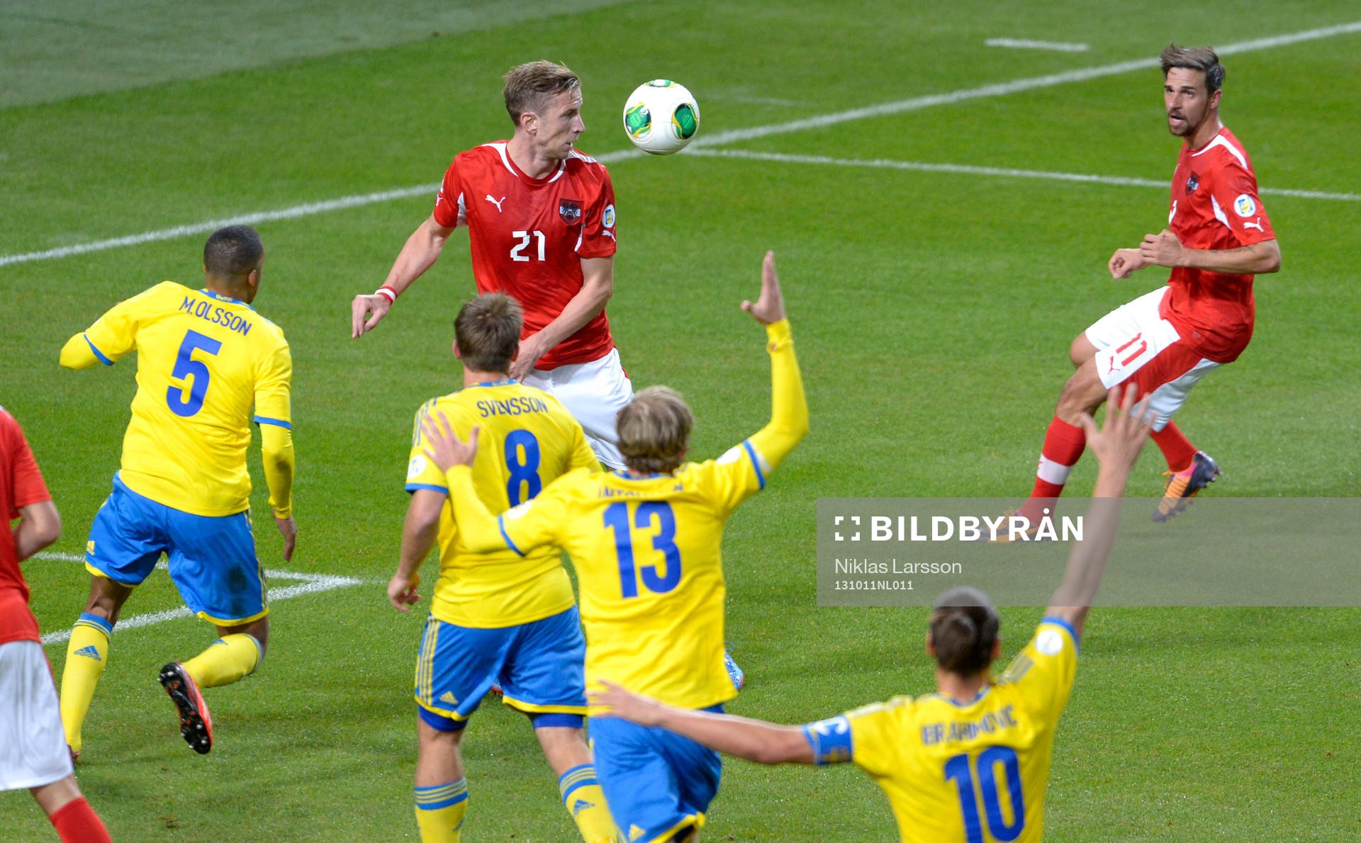 Svenska spelare vinkar för offside när Österrikes Martin