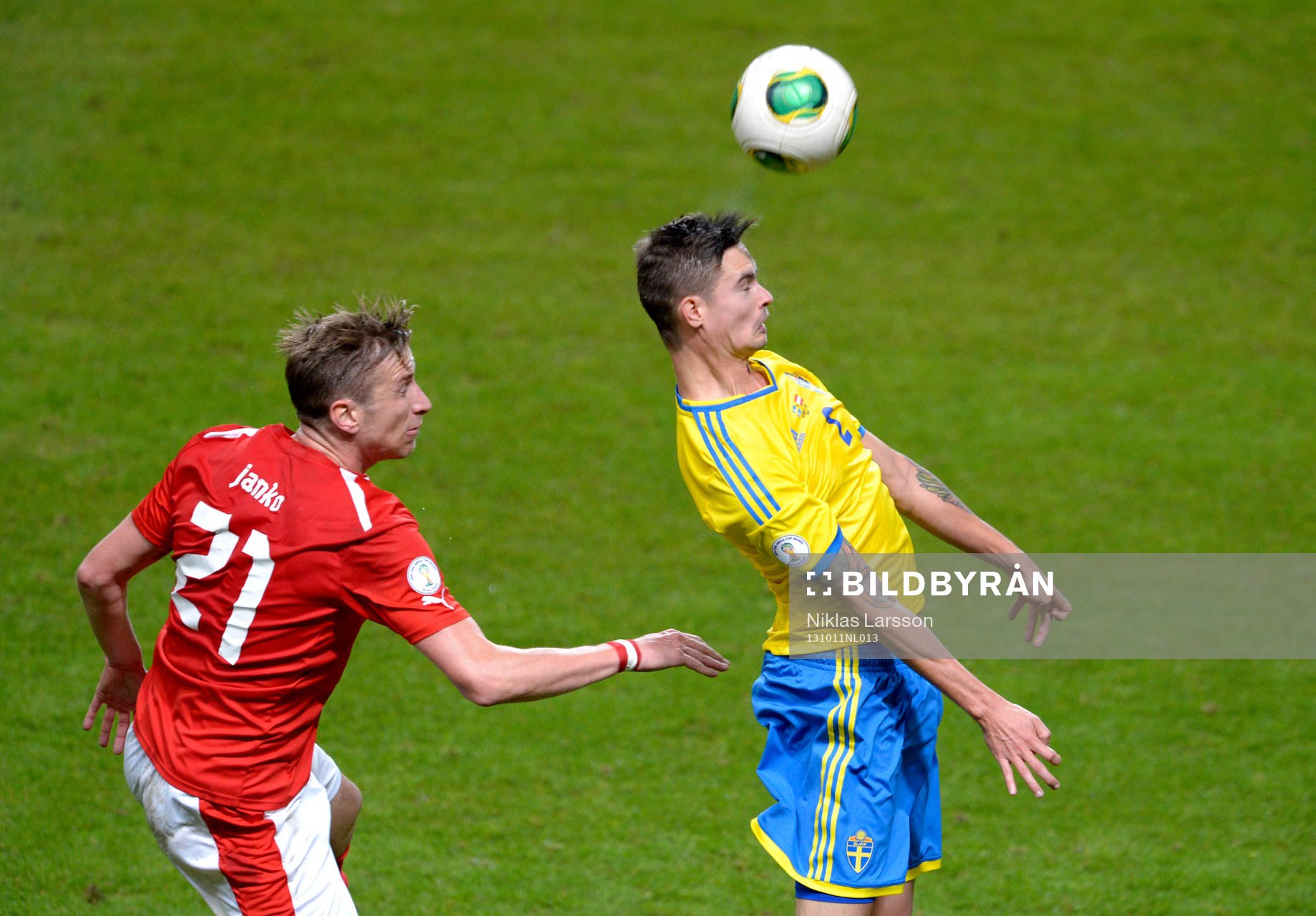 Österrikes Marc Janko i nickduell med Sveriges Mikael Lustig under fotbollsmatchen i VM-kvalet mellan Sverige och Österrike den 11 oktober 2013 i Stockholm.