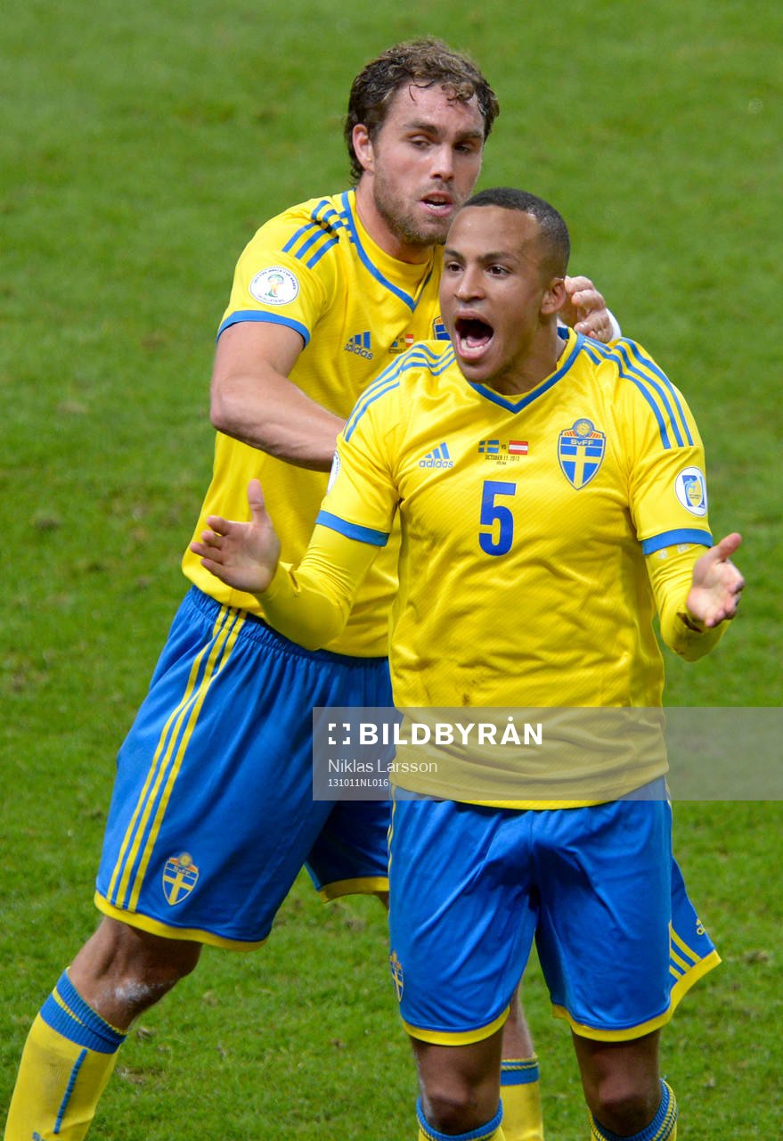 Sveriges Johan Elmander och Martin Olsson firar