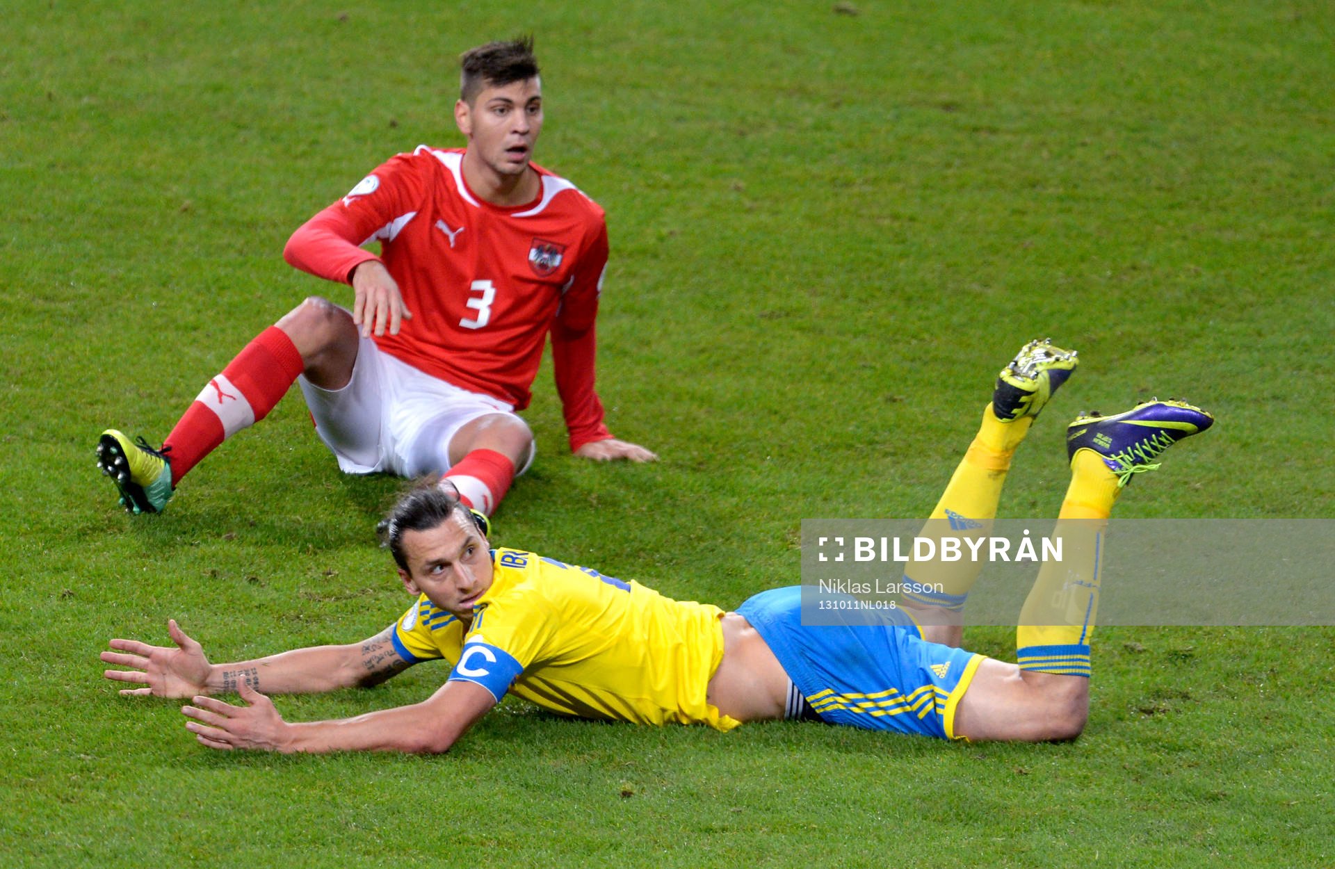 Österrikes Aleksandar Dragovic och Sveriges Zlatan
