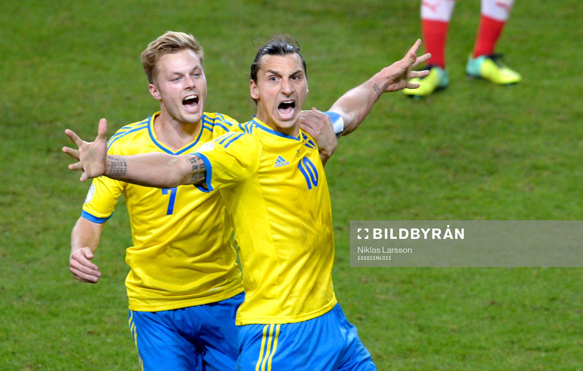 Sveriges Sebastian Larsson och Zlatan Ibrahimovic jublar