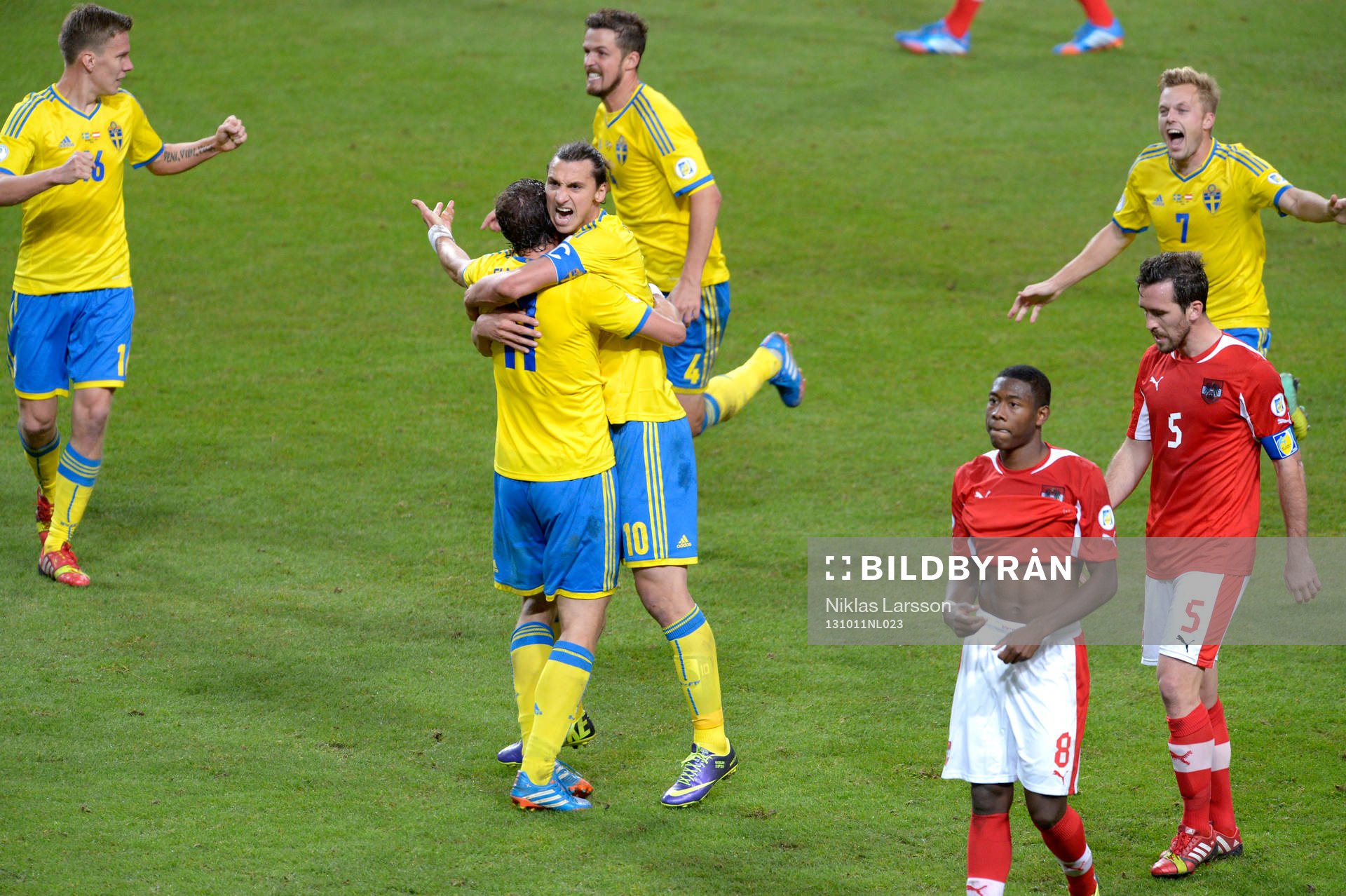 Sveriges Zlatan Ibrahimovic firar med laget