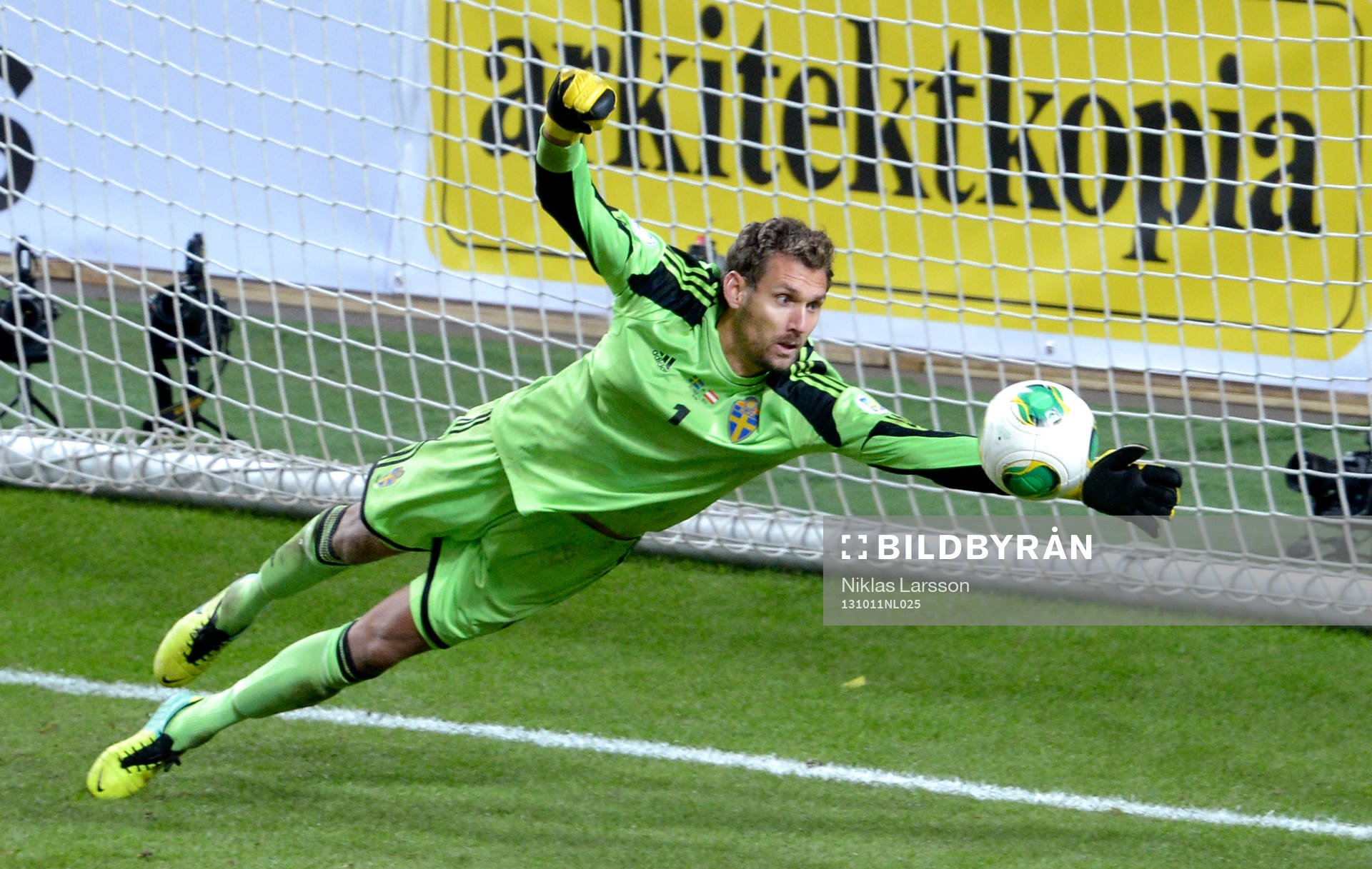 Sveriges målvakt Andreas Isaksson kastar sig