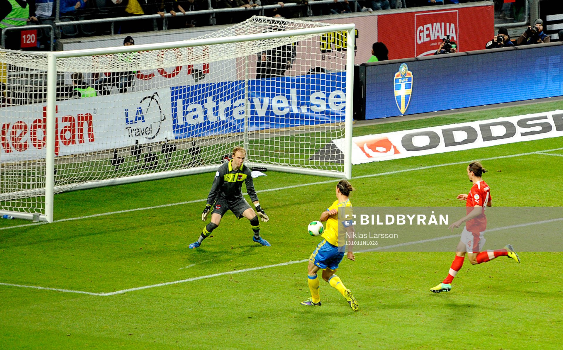 Sveriges Zlatan Ibrahimovic gör 2-1 målet
