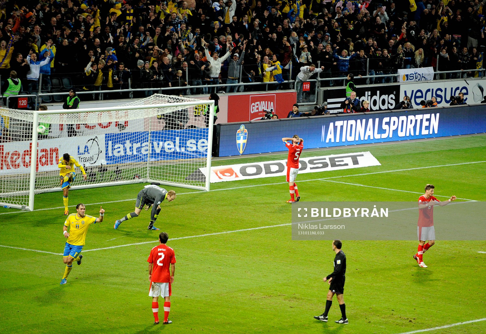 Österrikes spelare deppar och Sveriges Johan Elmander