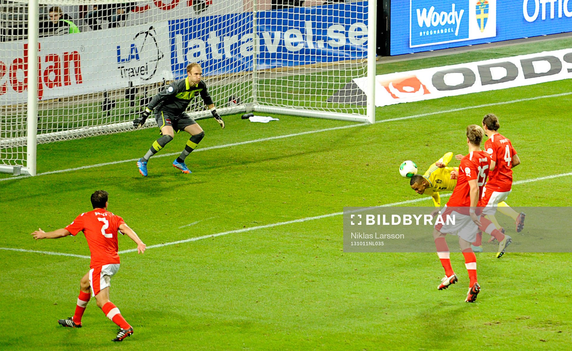 Sveriges Martin Olsson nickar in 1-1 målet