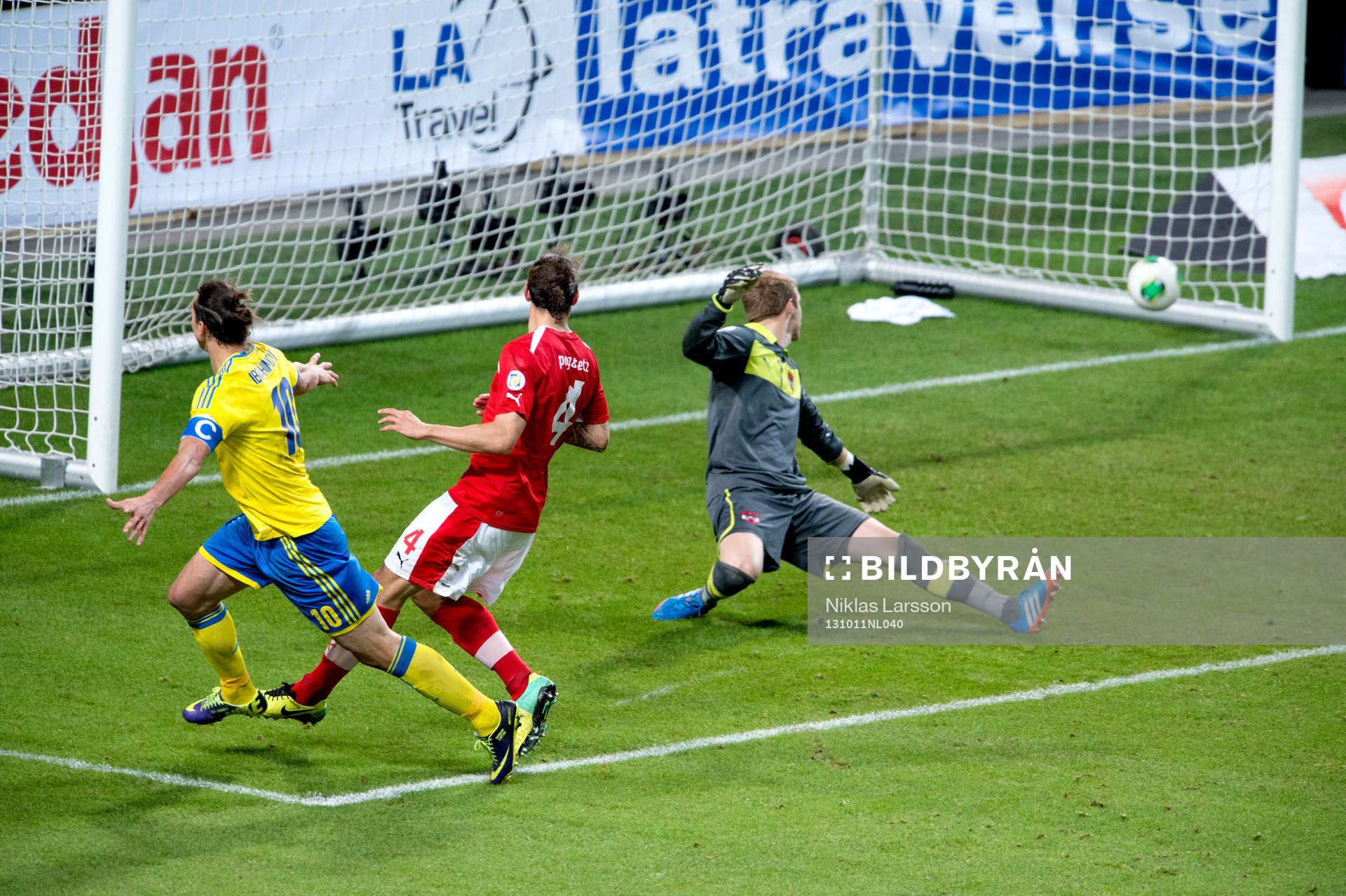 Sveriges Zlatan Ibrahimovic gör 2-1 målet