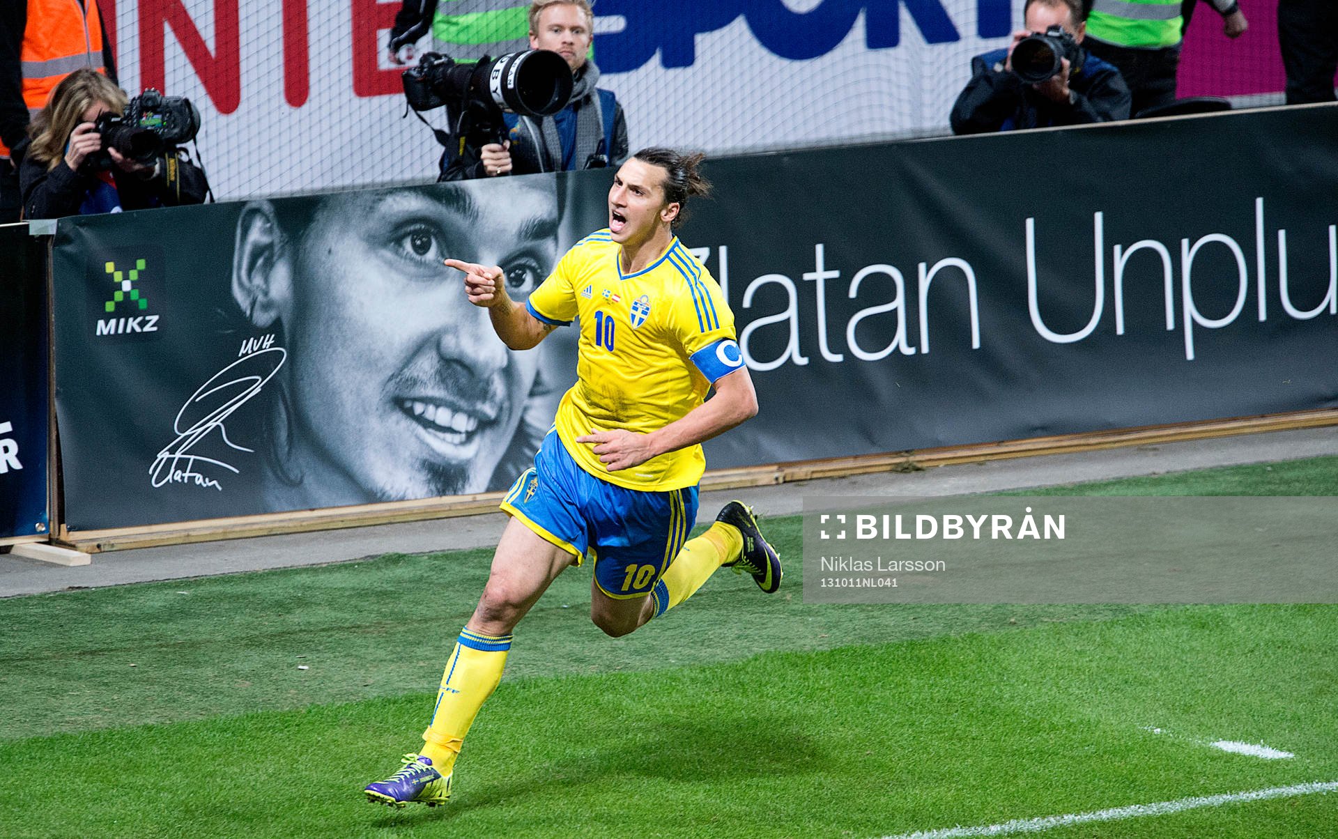 Sveriges Zlatan Ibrahimovic jublar