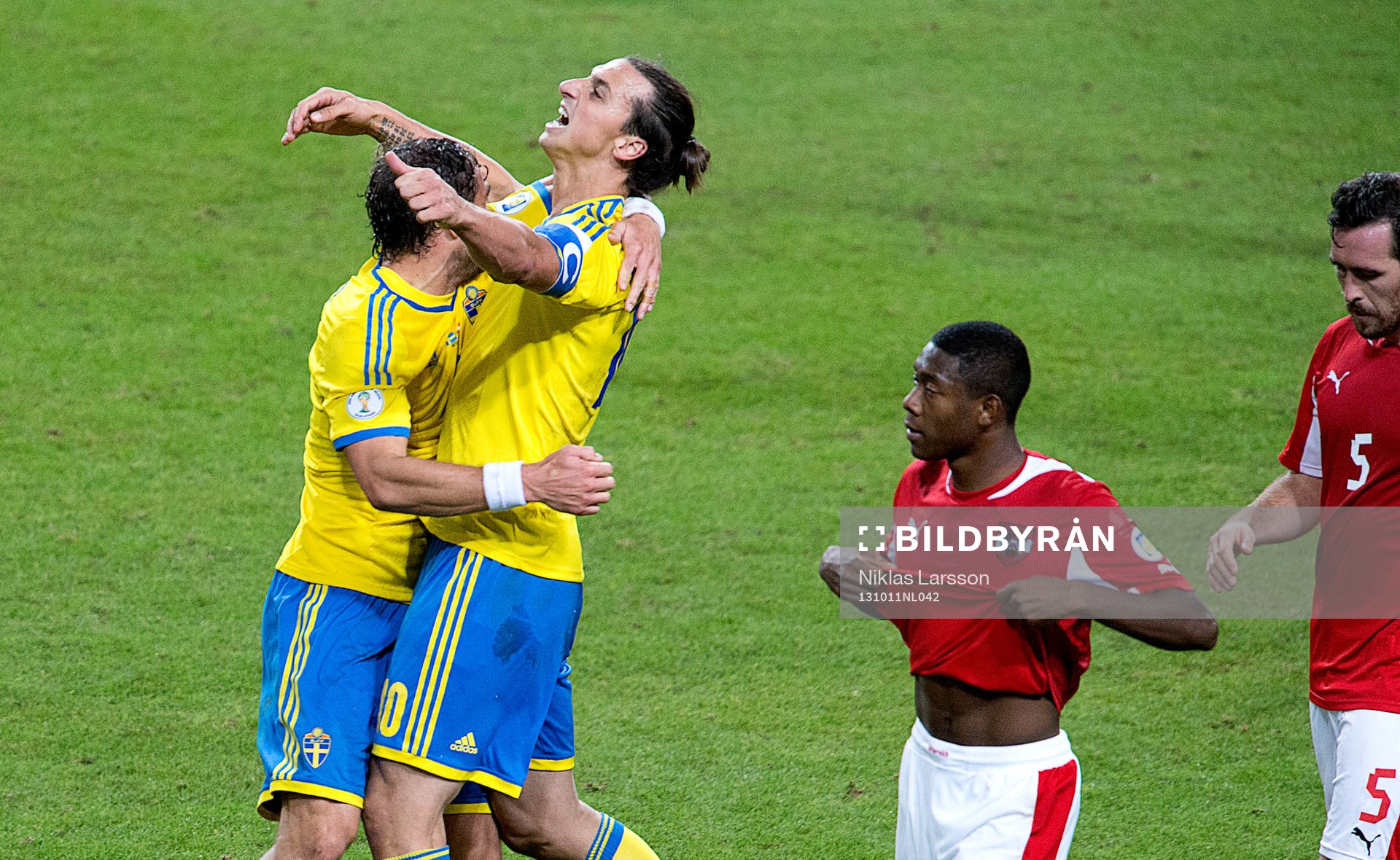 Sveriges Zlatan Ibrahimovic jublar och Österrikes David