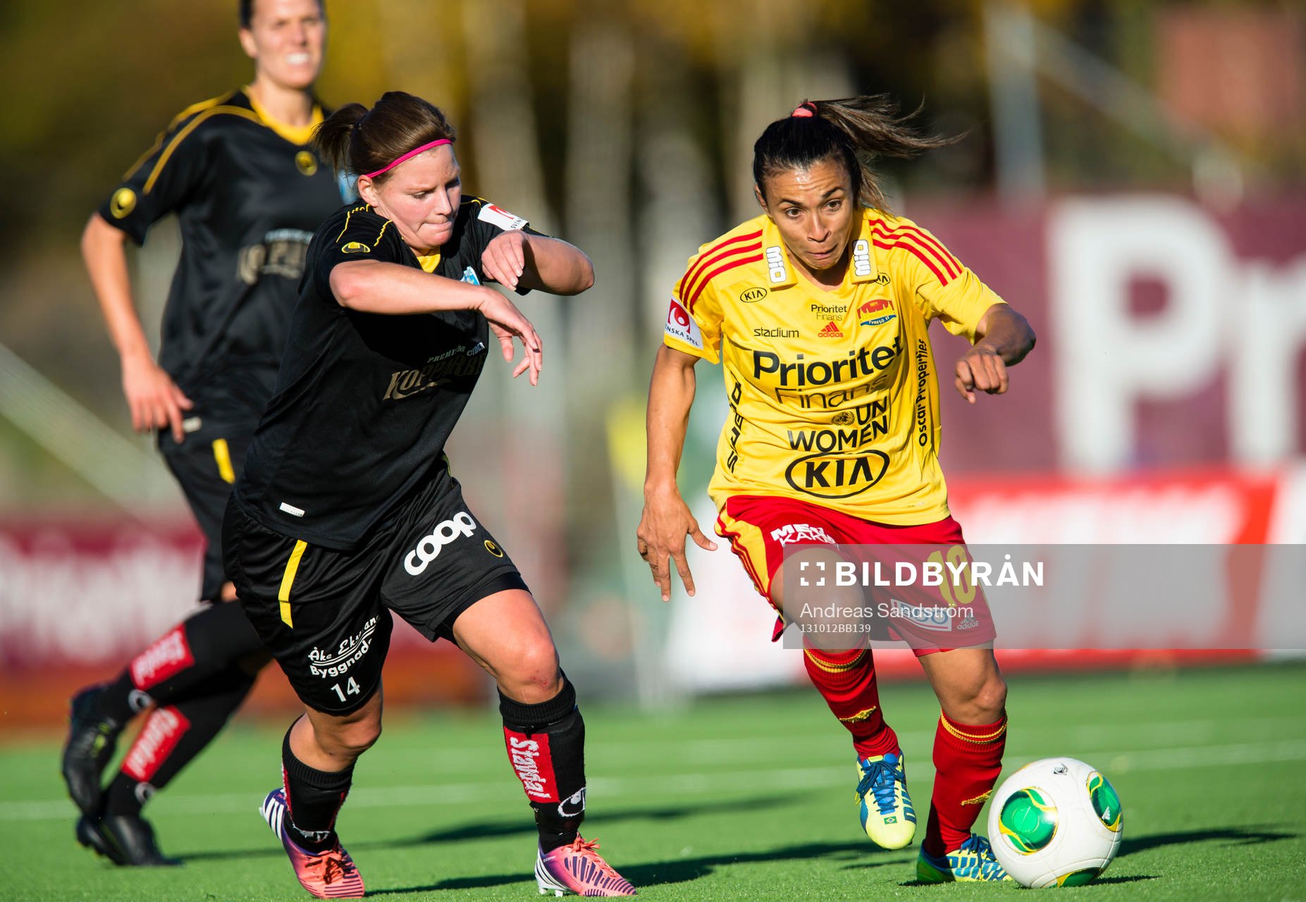 Tyresös Marta Vieira da Silva i kamp om bollen med