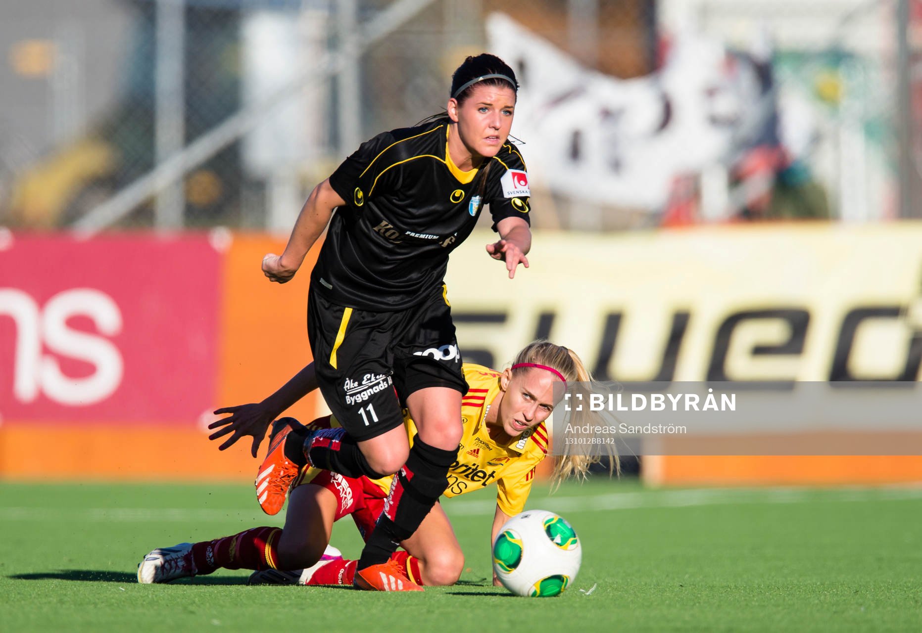 Kopparbergs Göteborgs Olivia Schough i kamp om bollen med