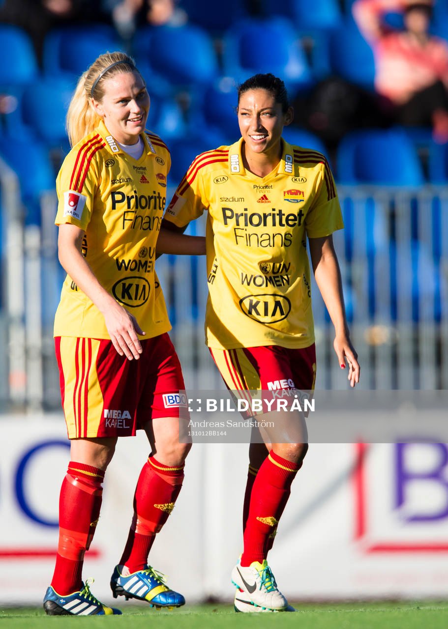 Tyresös Christen Press (h) firar 1-1 med Lisa Dahlqvist under fotbollsmatchen i Damallsvenskan mellan Tyresö och Göteborg FC den 12 Oktober 2013 i Stockholm.