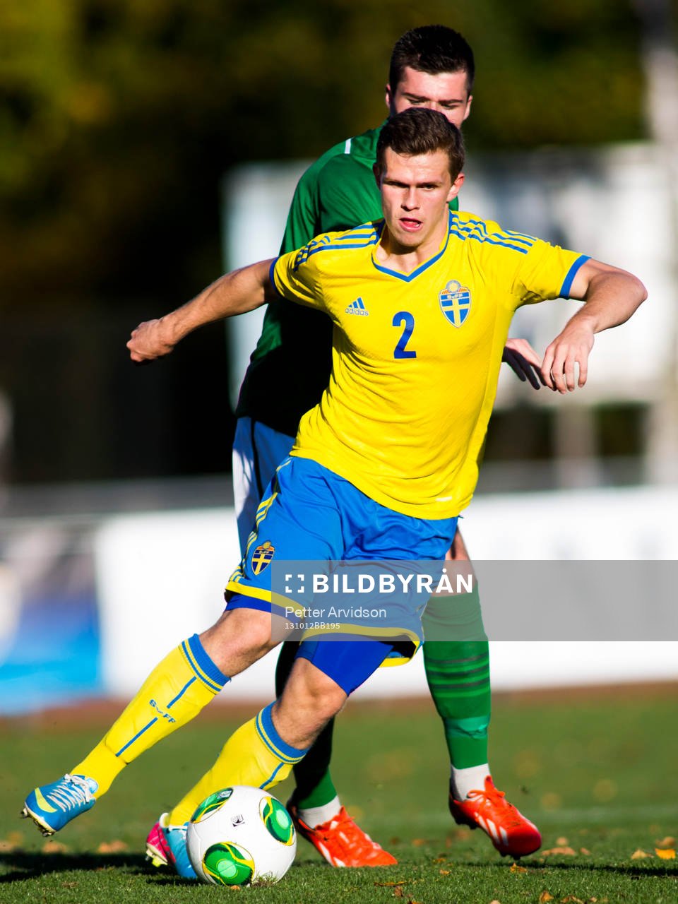 Sveriges Jesper Manns med bollen
