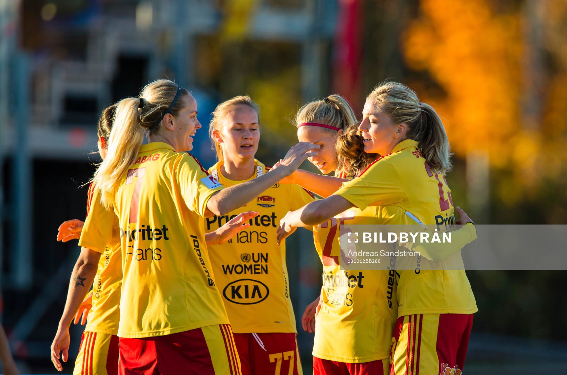 Tyresös Linda Sembrant (h) gör 4-1 och gratuleras av