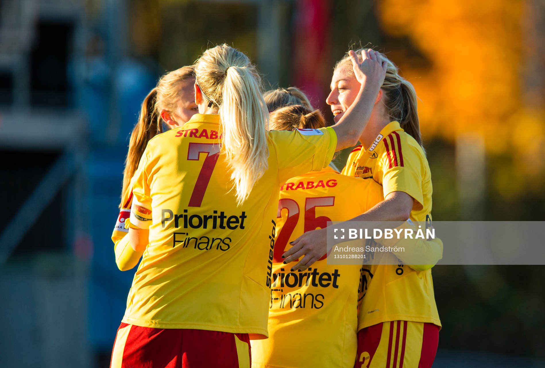 Tyresös Linda Sembrant (h) gör 4-1 och gratuleras av