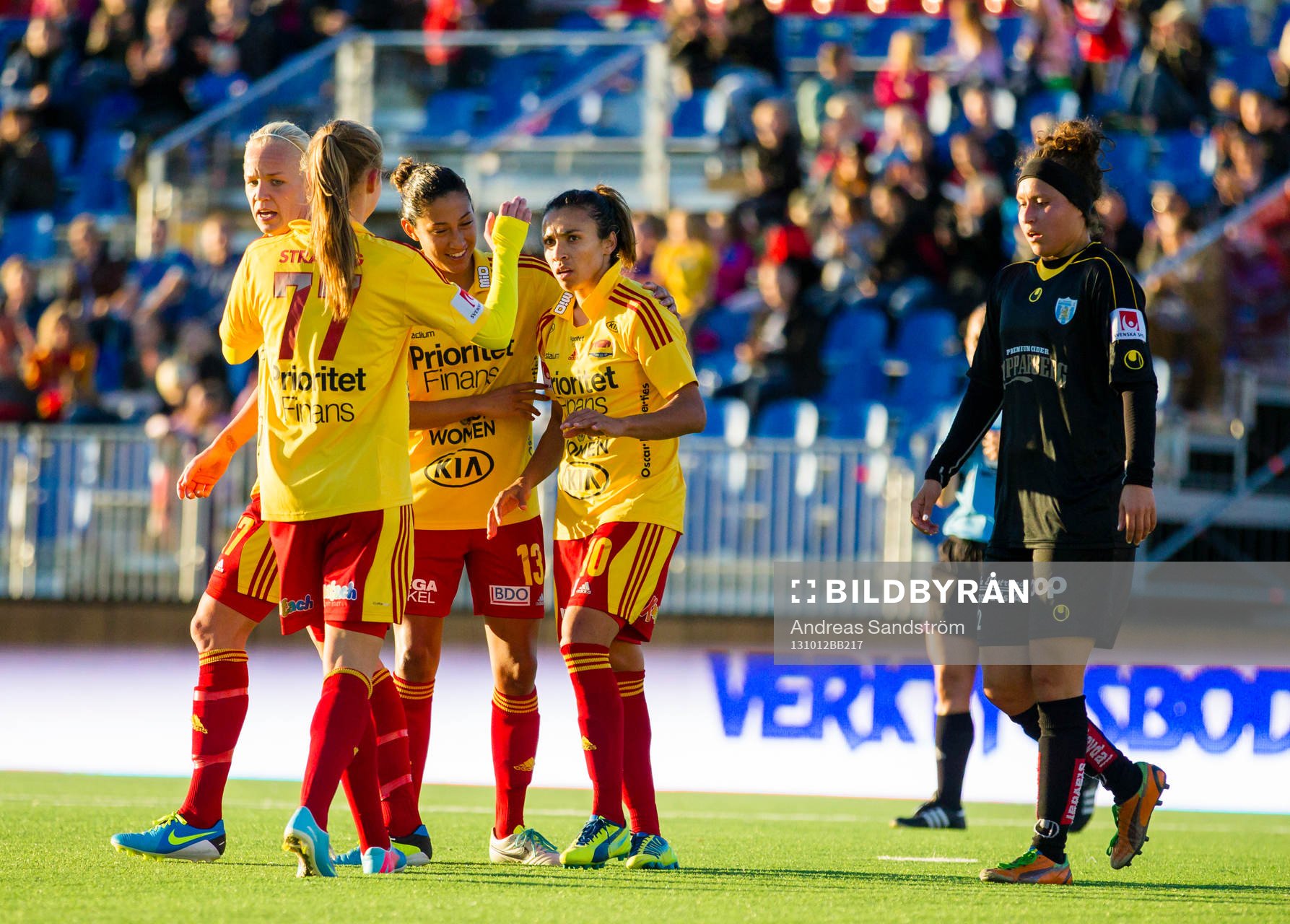 Tyresös Marta Vieira da Silva gör 3-1 och gratuleras