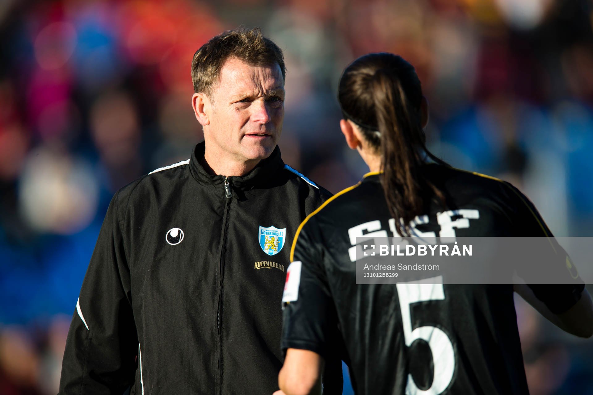 Kopparbergs Göteborgs tränare Torbjörn Nilsson samtalar med Kopparbergs Göteborgs Yael Averbuch under fotbollsmatchen i Damallsvenskan mellan Tyresö och Göteborg FC den 12 Oktober 2013 i Stockholm.