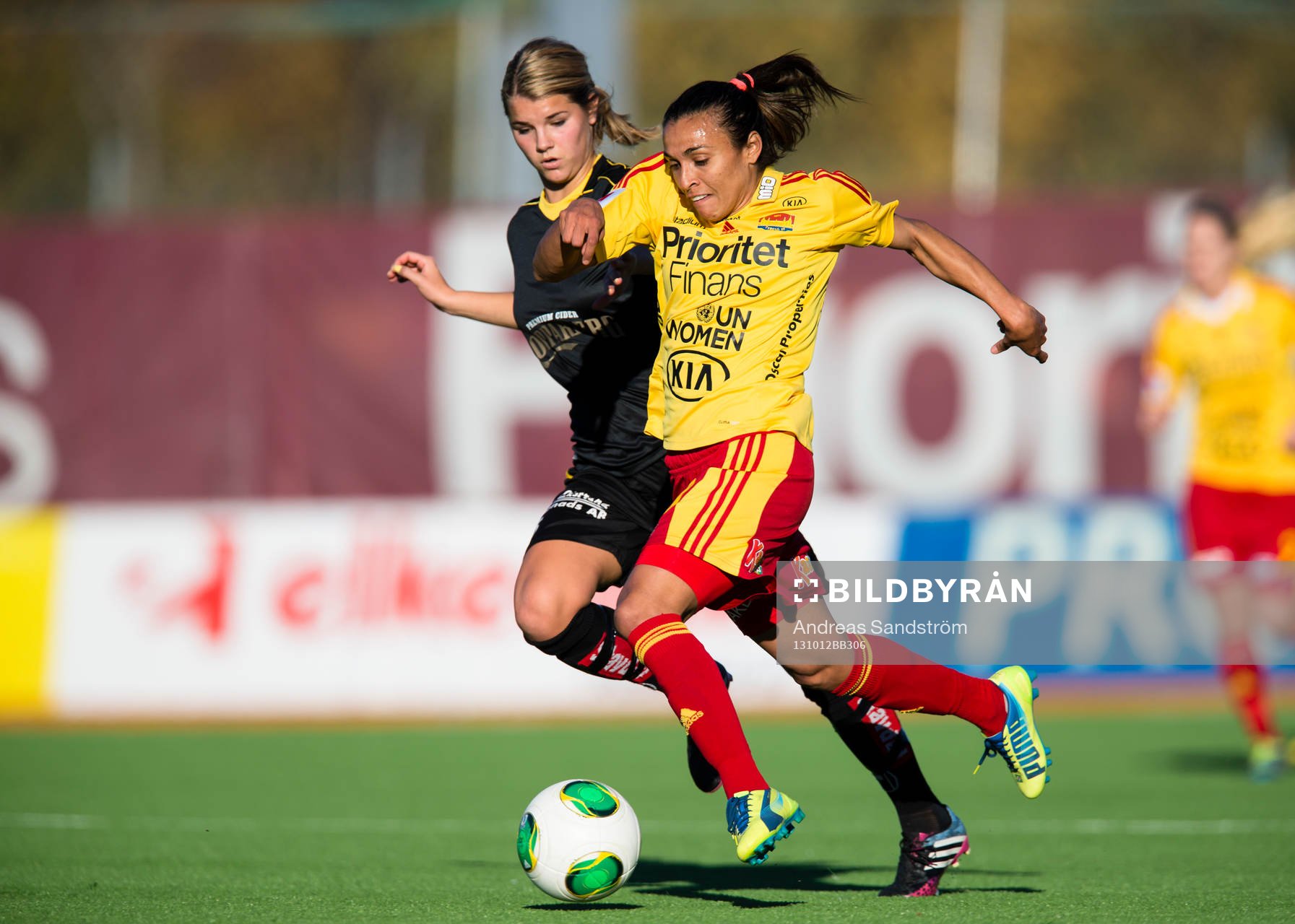 Tyresös Marta Vieira da Silva i kamp om bollen med