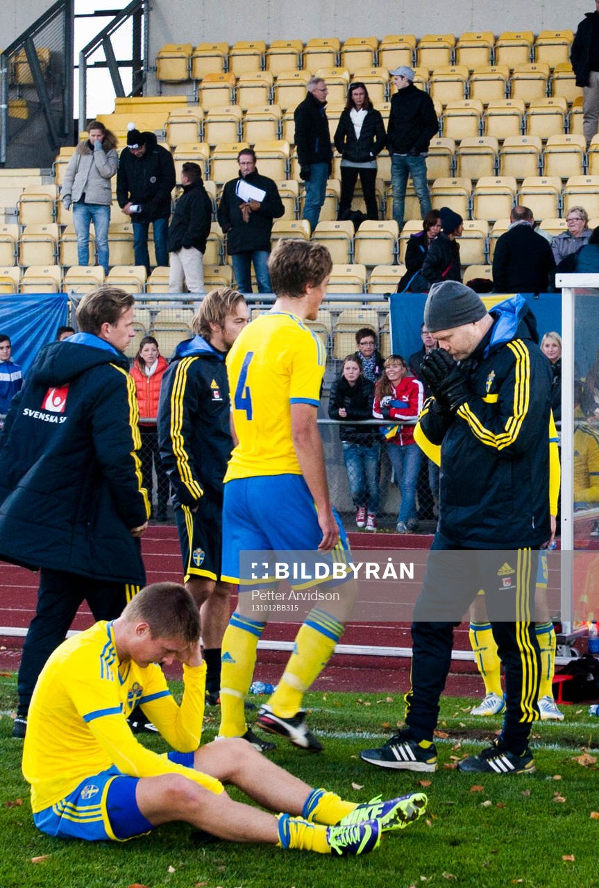 Sveriges tränare Tomas Turesson deppar med spelare