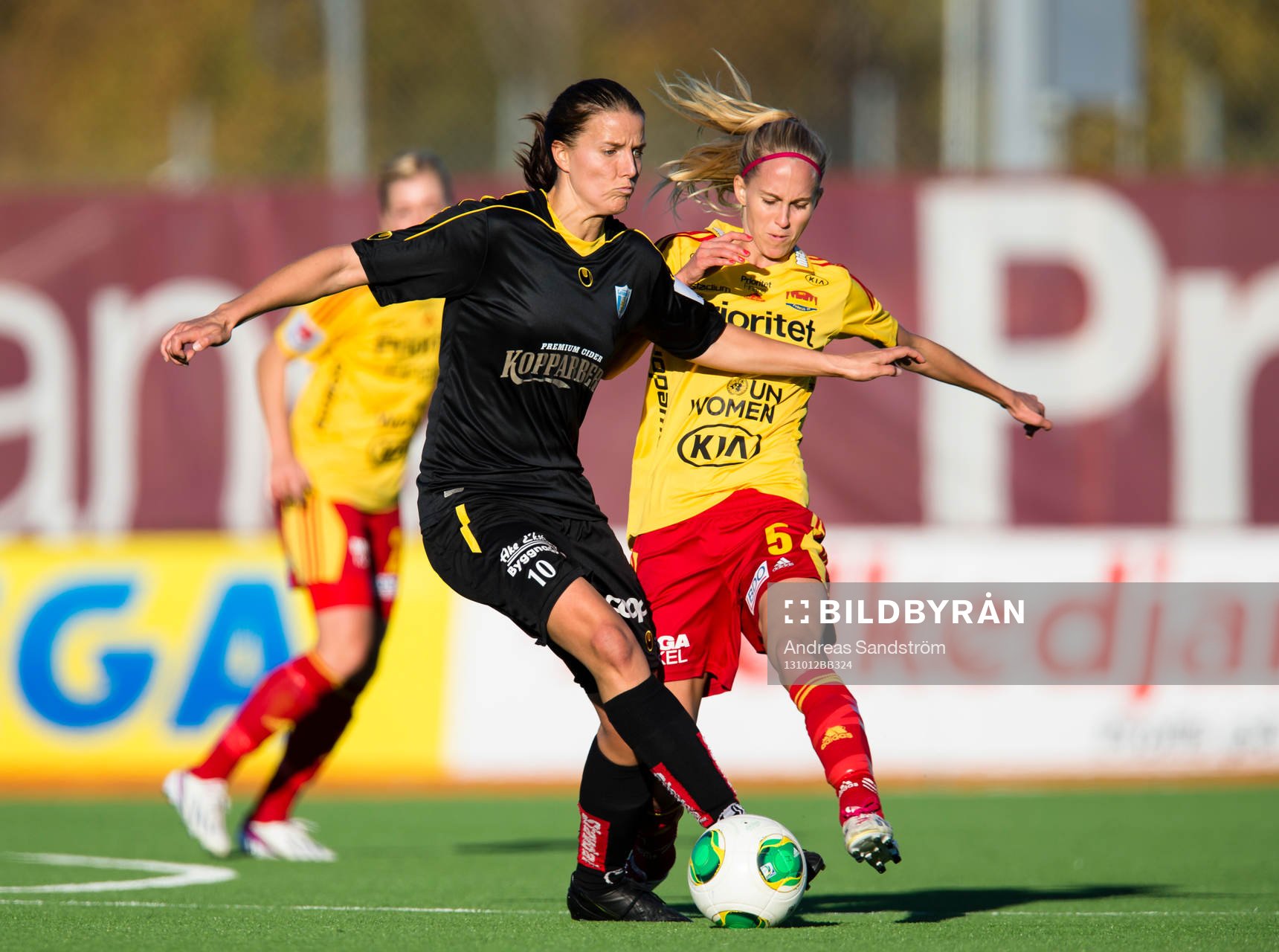 Kopparbergs Göteborgs Jessica Landström i kamp om bollen