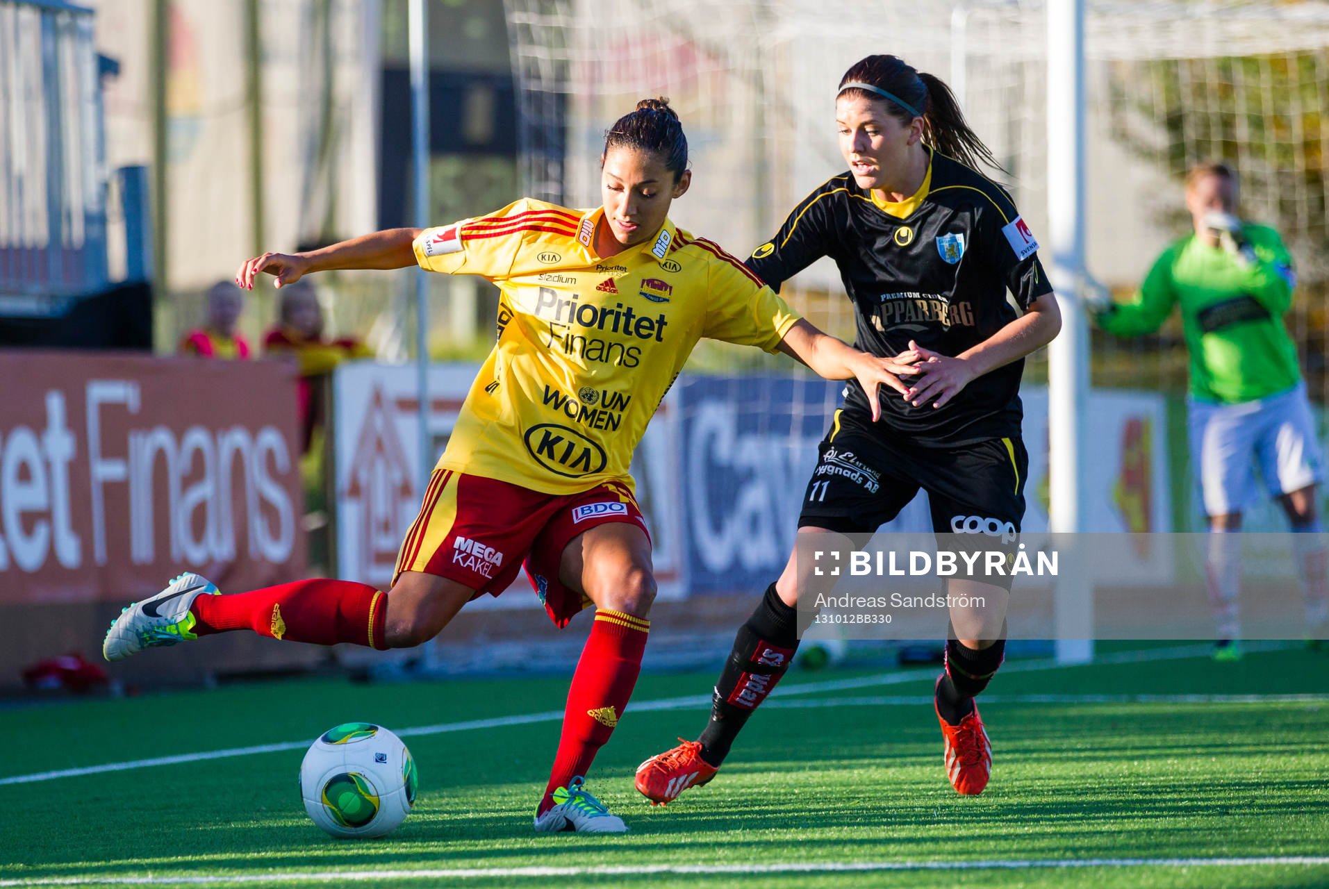 Tyresös Christen Press i kamp om bollen med Kopparbergs