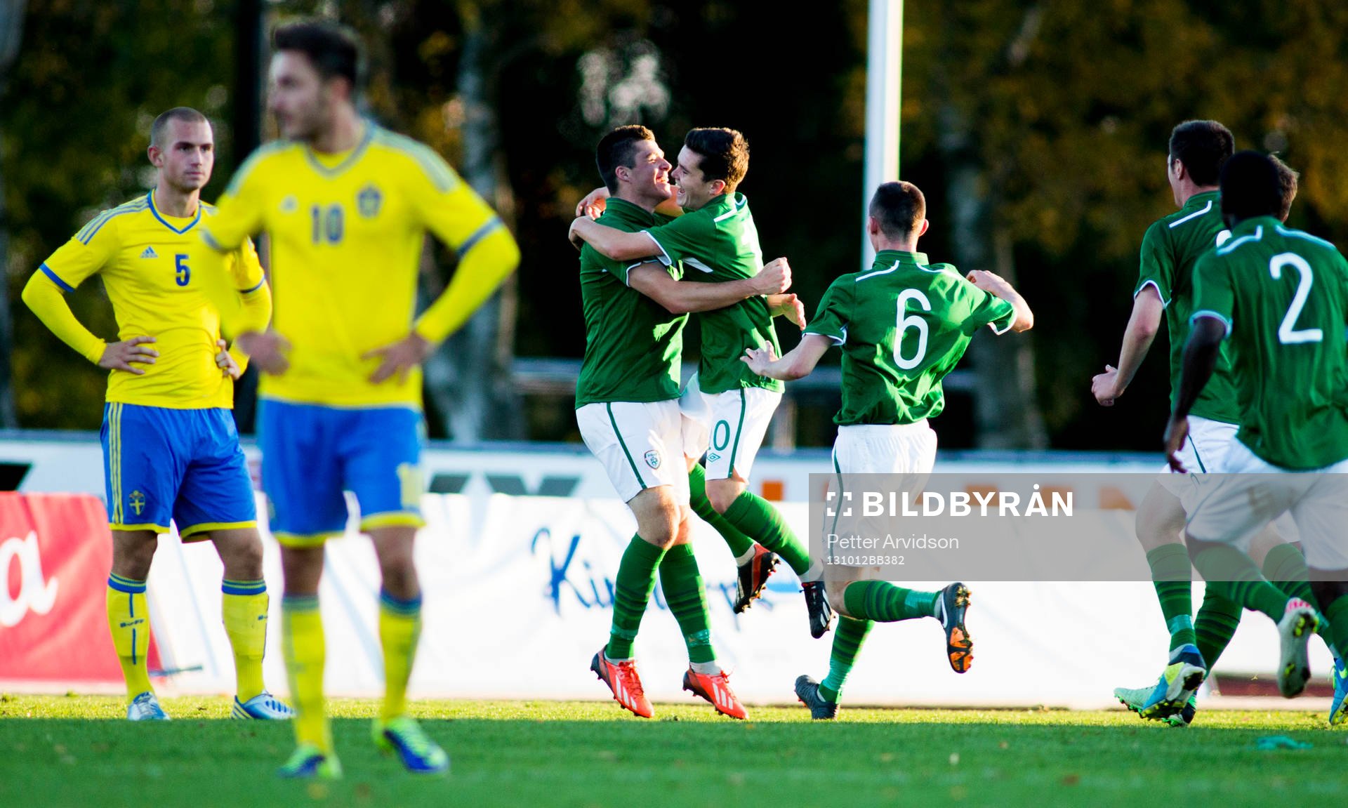 Irlands Liam Kelly jublar med sina lagkamrater och Sveriges