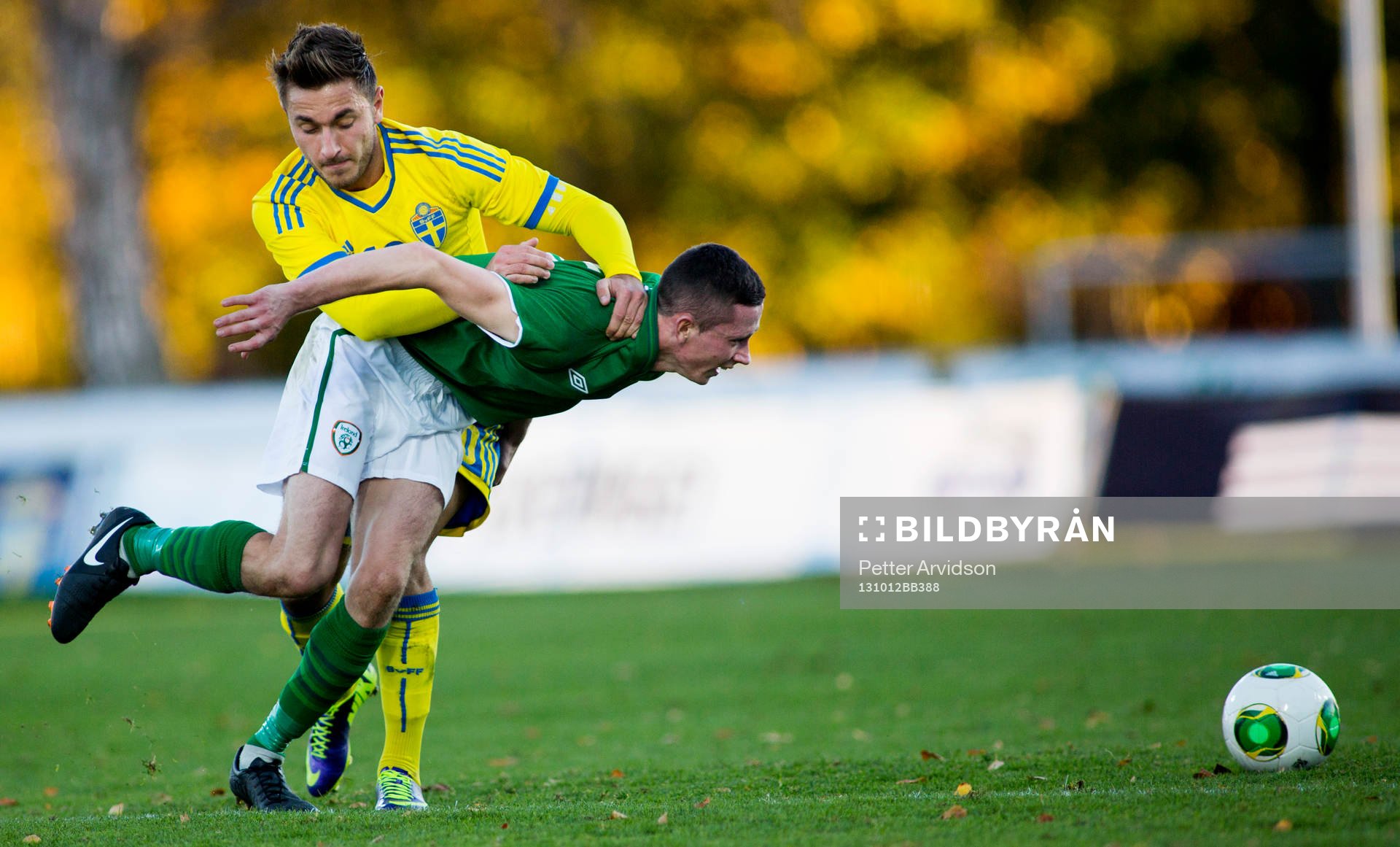 Sveriges Muamer Tankovic och Irlands Thomas Mulroney