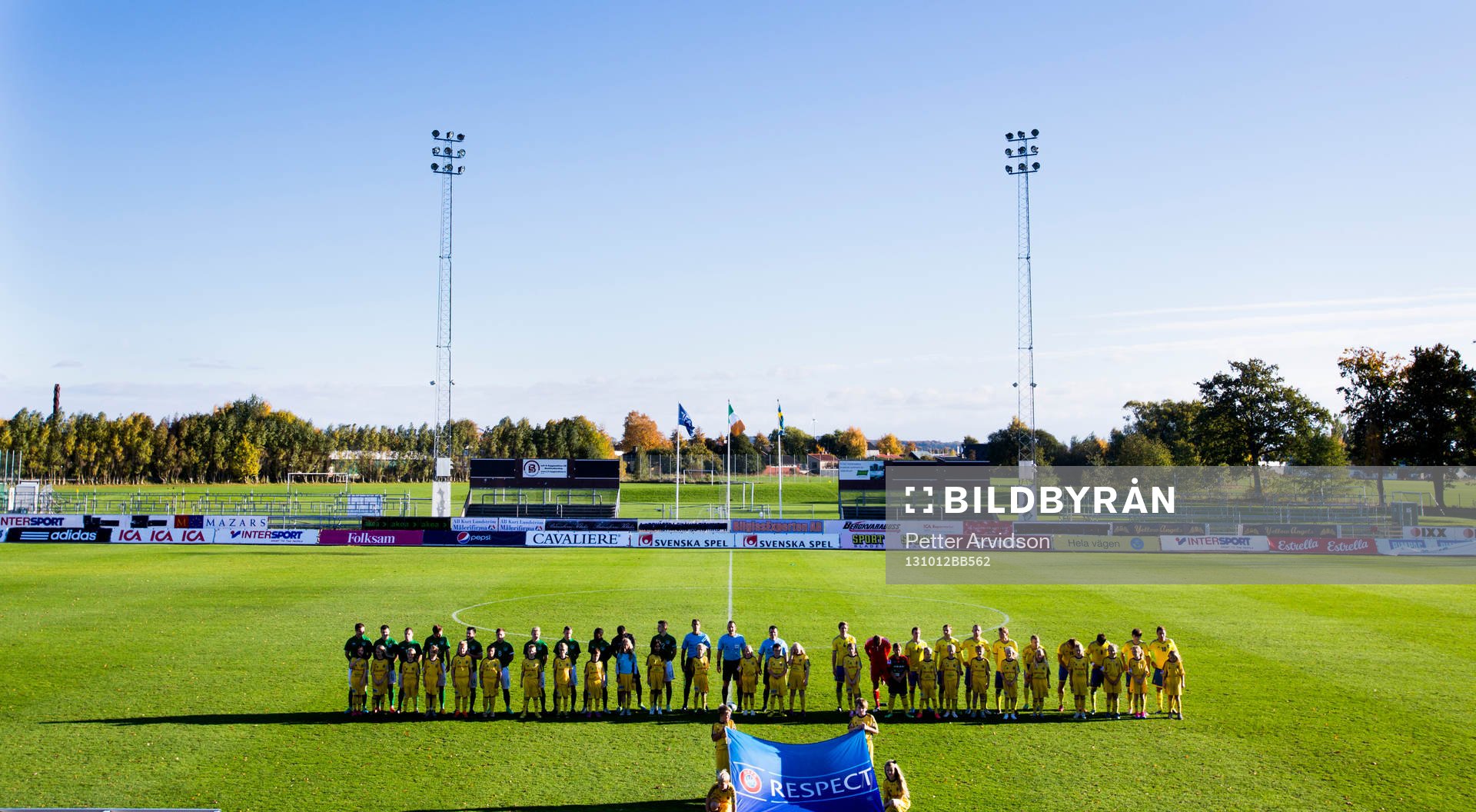 De båda lagen står uppställda