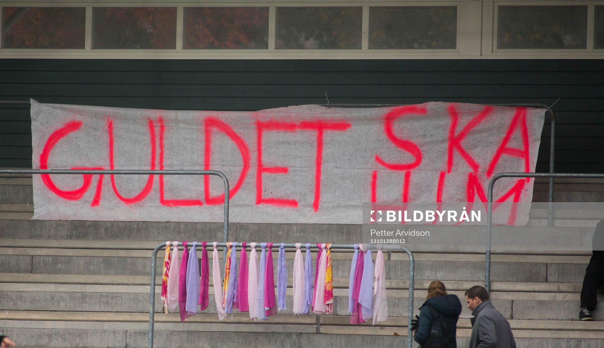 En stor duk där det står GULDET SKA HIM