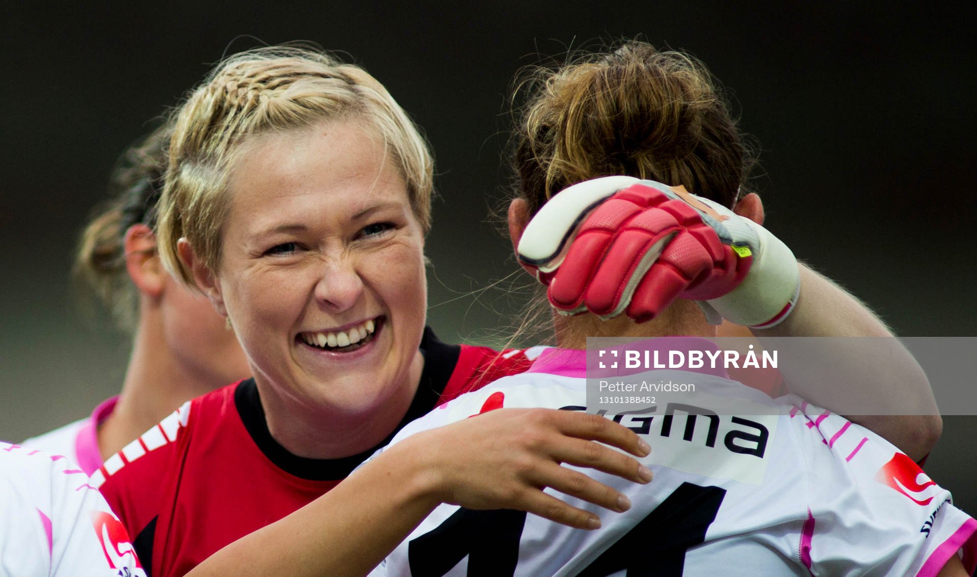 LdB Malmös målvakt Thora Helgadottir jublar