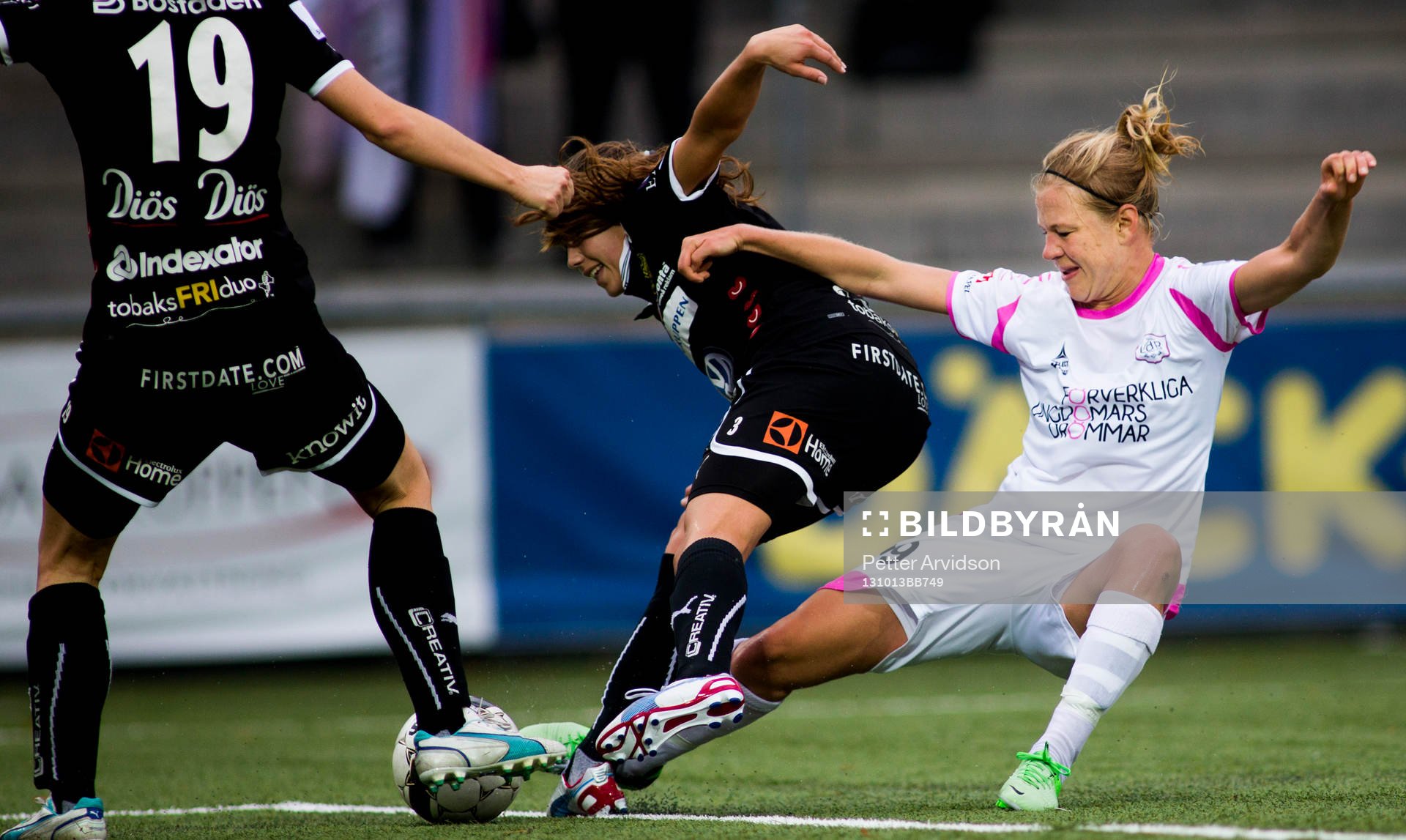 LdB Malmös Katrin Schmidt i kamp om bollen med Umeås Karin Jónsdóttir och Elin Landström