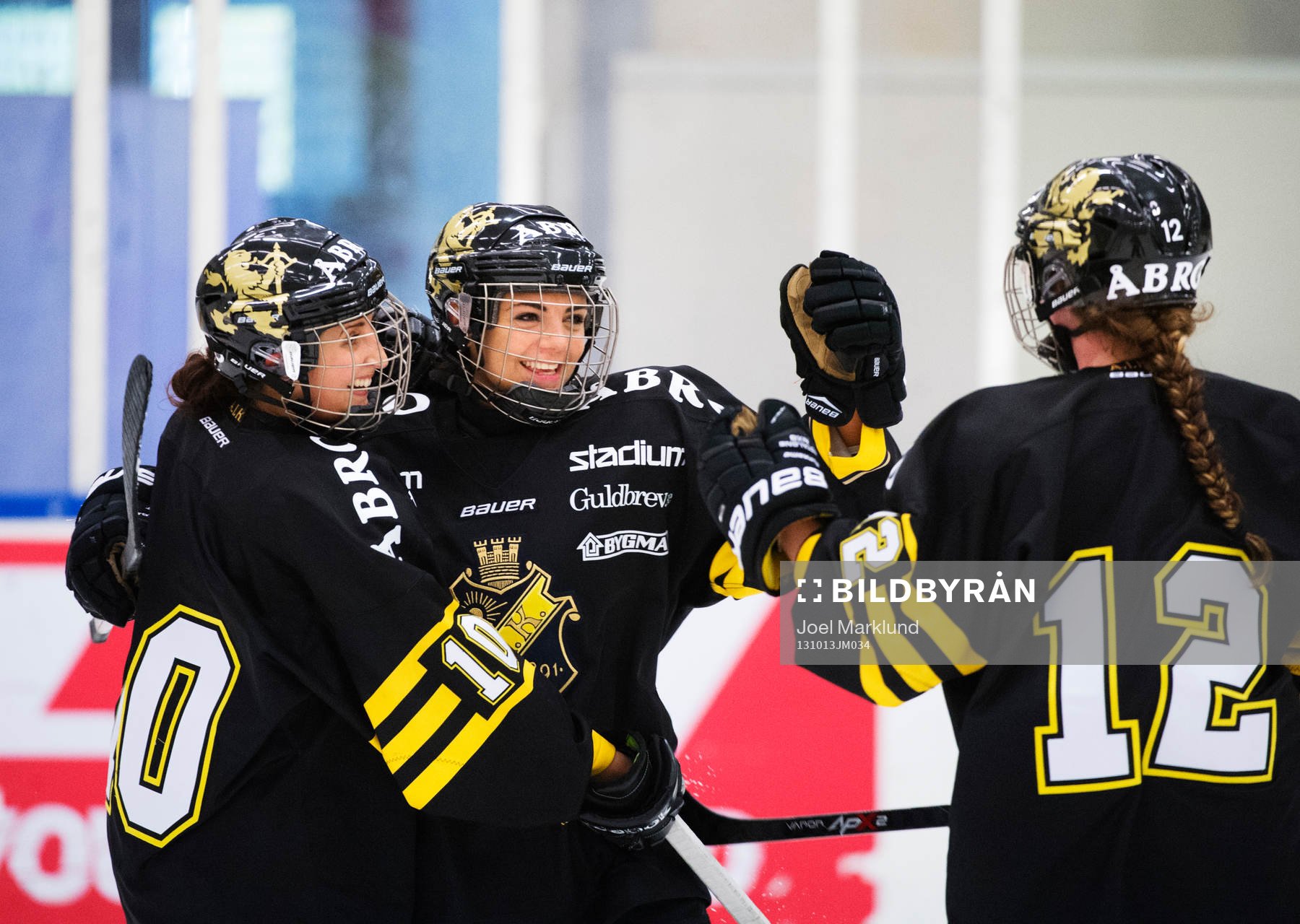 s Fanny Rask, Michelle Yucel och Sabina Küller jublar