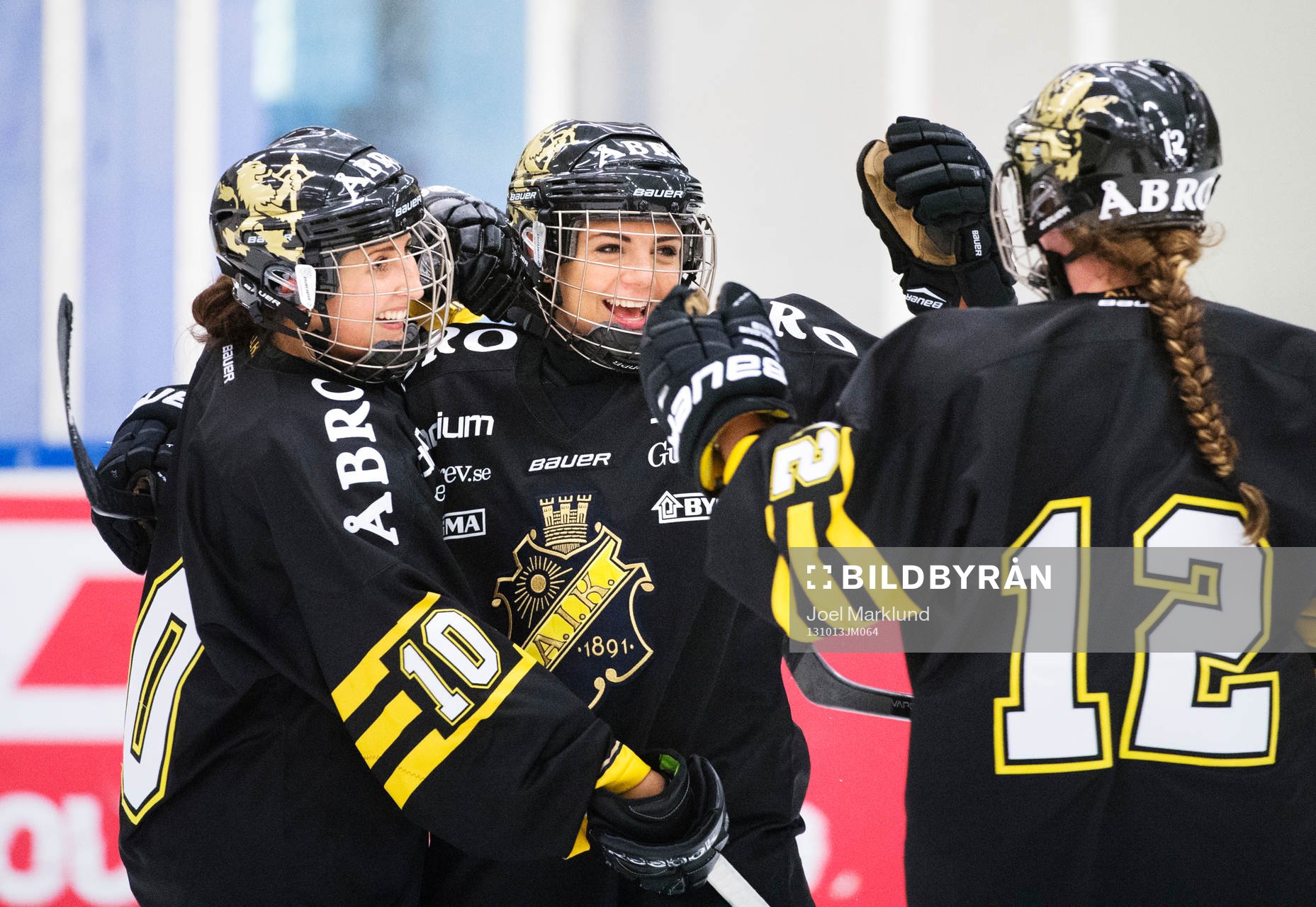 s Fanny Rask, Michelle Yucel och Sabina Küller jublar