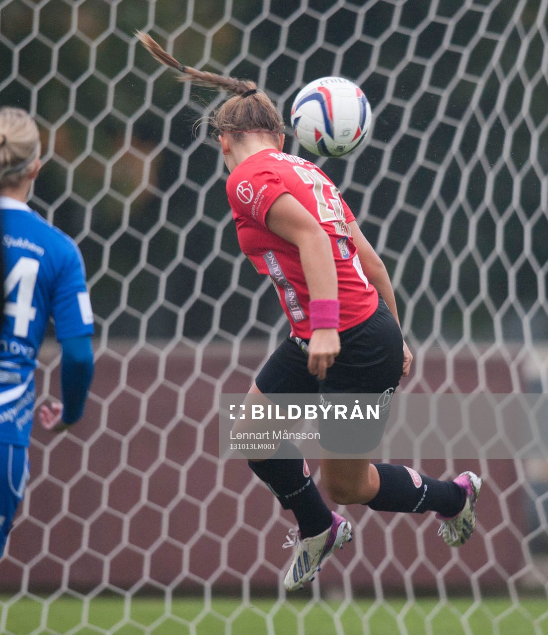 Kristianstads Olivia Welin nickar in 1-0 i matchen i