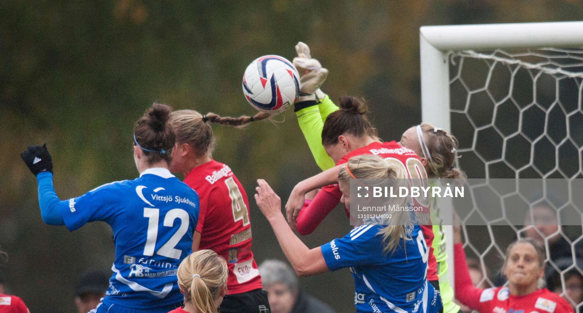 Kristianstads Hedvig Lindahl boxar bort i matchen i