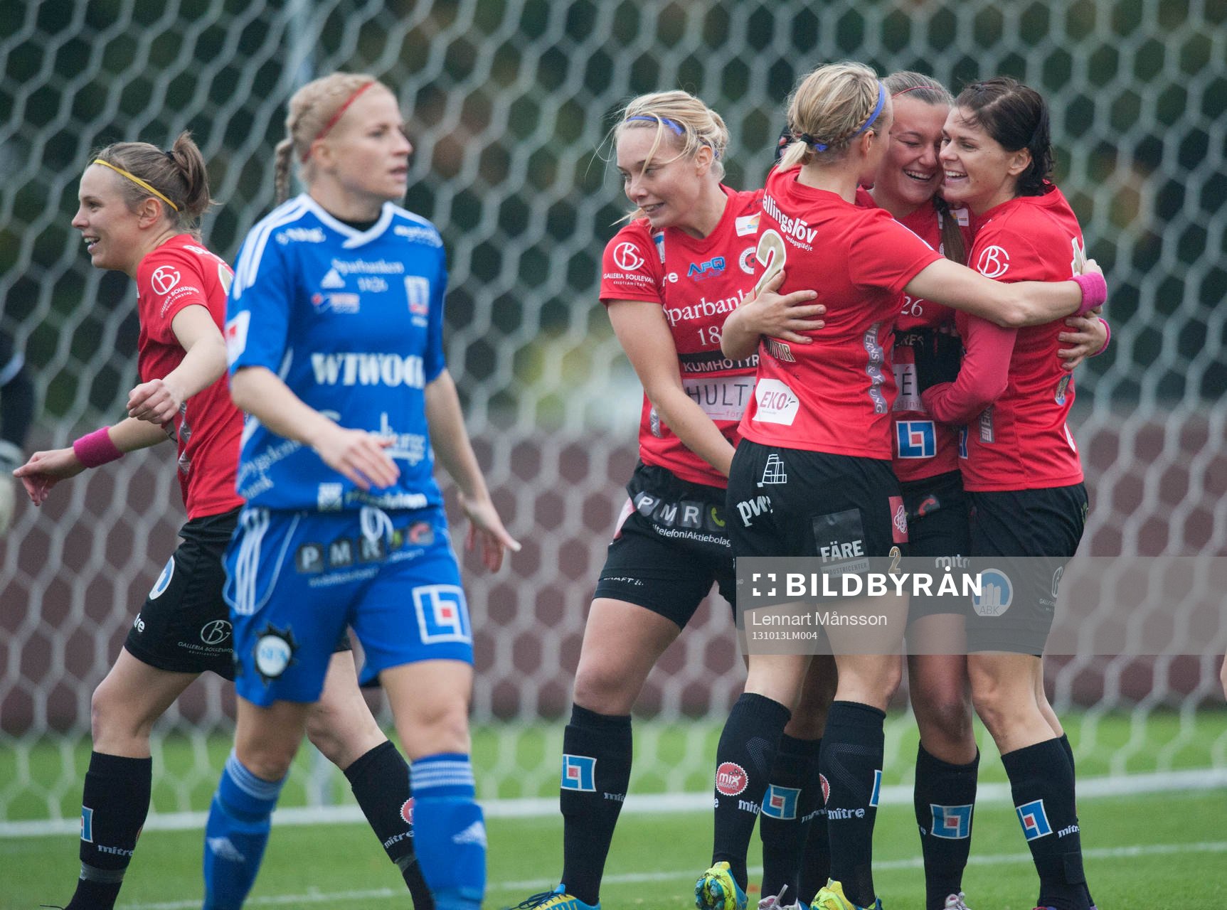 Kristianstads Olivia Welin nickar in 1-0 i matchen i