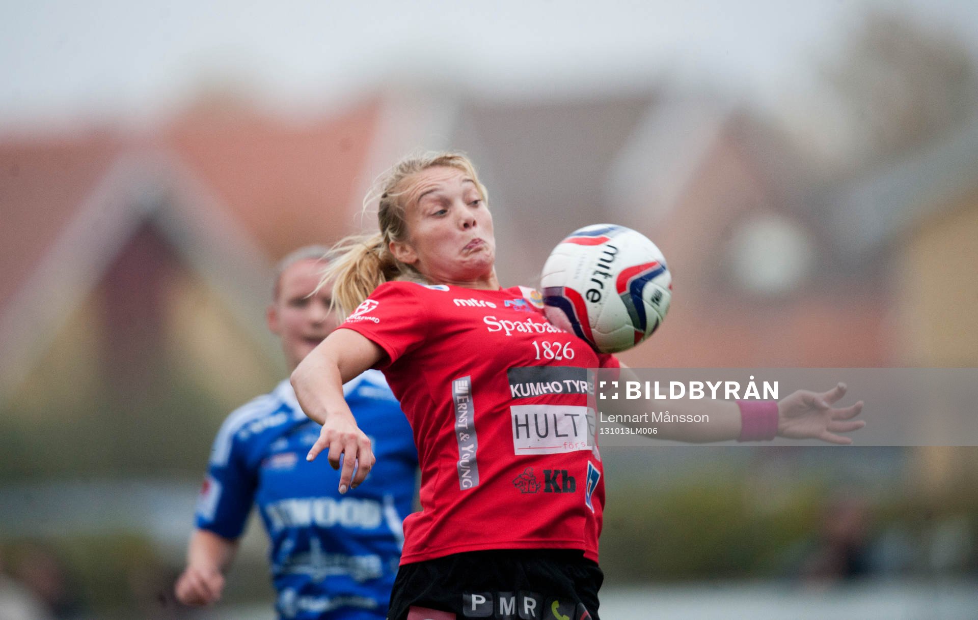 Kristianstads Margret Lara Vidarsdottir tar ner bollen på