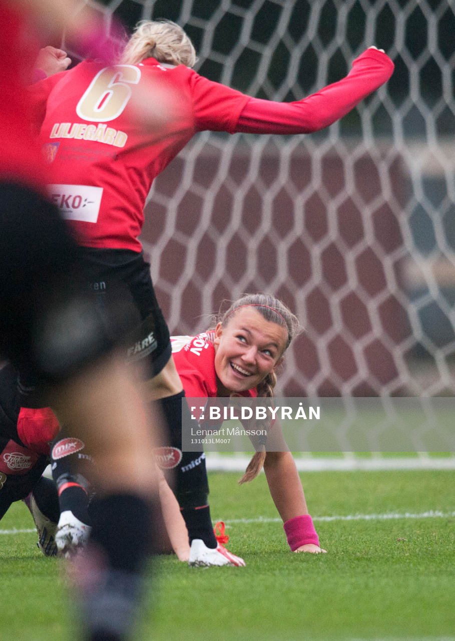 Kristianstads Olivia Welin nickar in 1-0 i matchen i