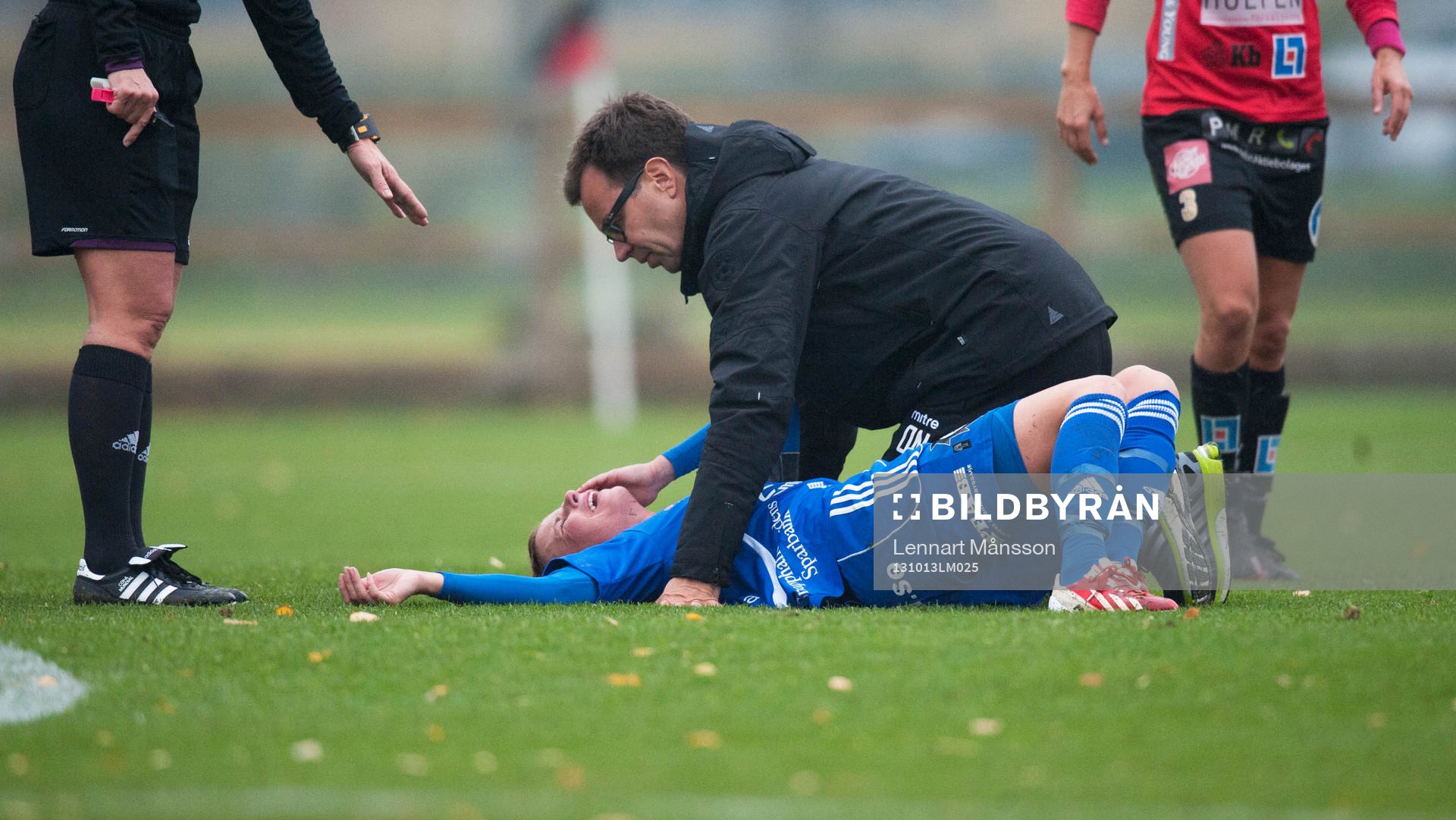  Vittsjös Sofie Andersson bars ut på bår efter huvudskada i damallsvenskan mellan Kristianstad och Vittsjö 13 oktober 2013.