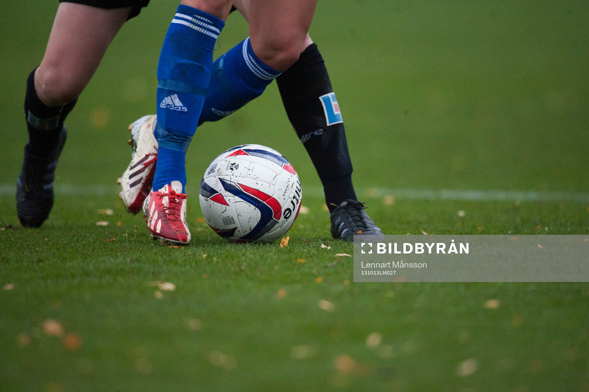 Kamp om bollen i matchen i damallsvenskan mellan