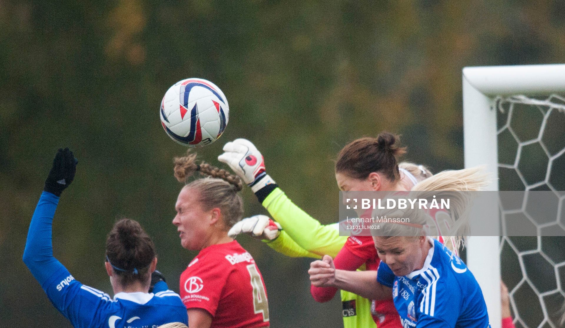 Kristianstads målvakt Hedvig Lindahl rensar undan med