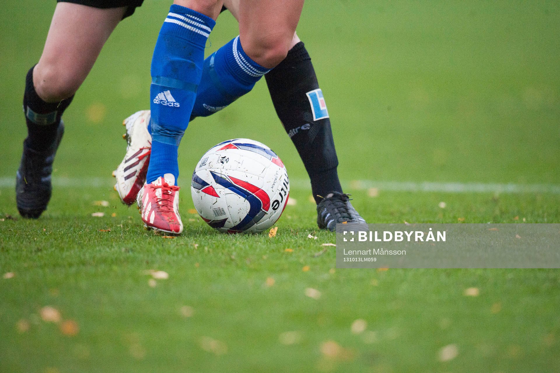   Kamp om bollen i matchen i damallsvenskan mellan Kristianstad och Vittsjö 13 oktober 2013.