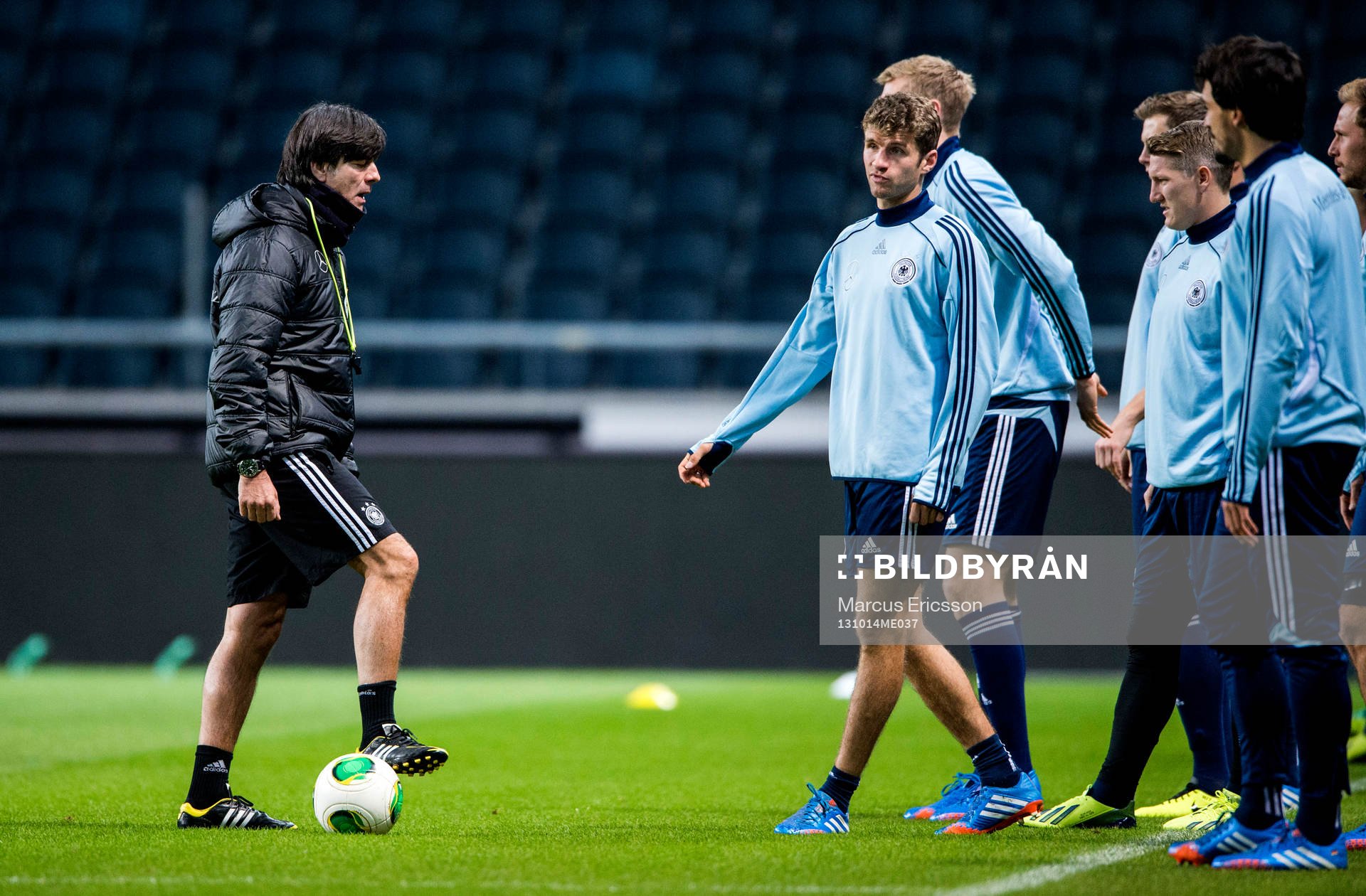 Förbundskaptenen Joachim Löw och Thomas Mueller